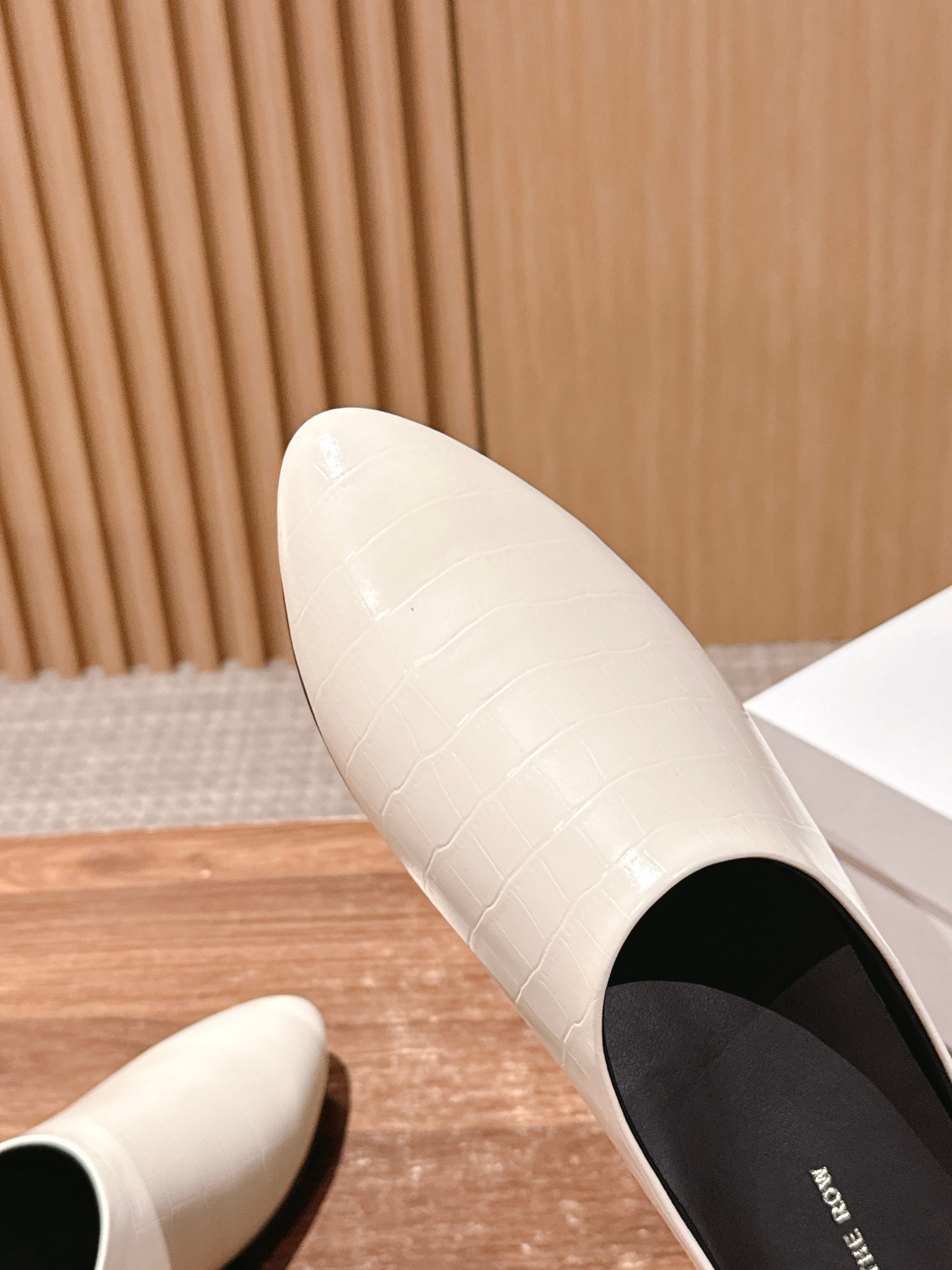 Luxurious Cow Skin-Stamped Timul Slippers: High Quality and Stylish Summer Footwear - 图片 6