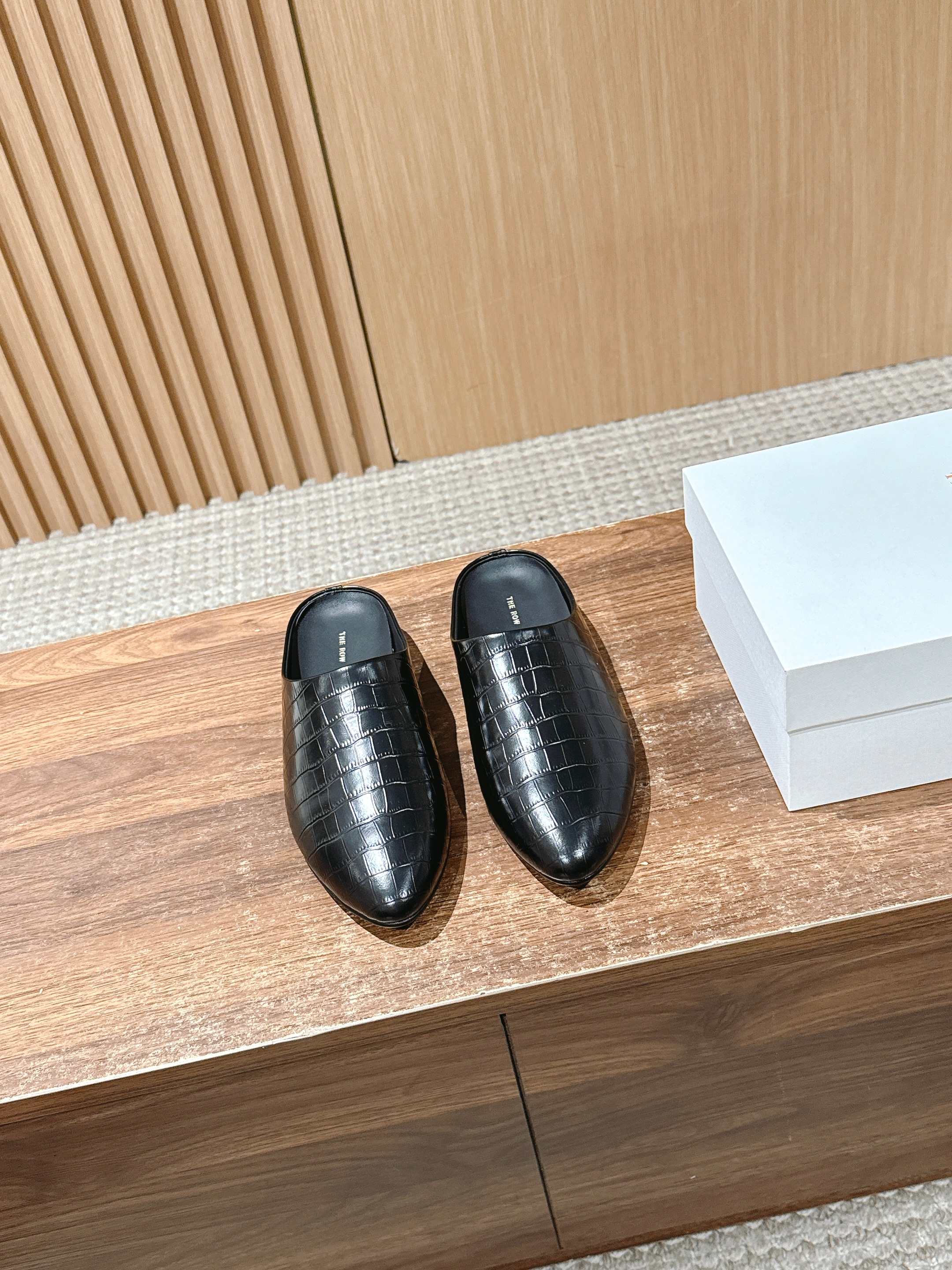 NO:446014,【Dongguan】 #Cowhide embossed flat-soled muller slippers High-quality minimalist niches, Tr, new spring and summer flat-soled minimalist slippers!  As simple as ever, the design feels super strong, the lines are simple and smooth. Although there are no too many elements to embellish, it is really high-end and versatile!  It’s simply the dream of the year. The sense of high-end in the year is radiating from the inside out. You must enter!  The best sandals, beautiful shoes, light up the whole summer!  The embossed upper is so beautiful!  Imported calfskin embossed material, full grain mixed-bred sheepskin lining, Italian leather large soles Size35-39 (40 custom made without return or exchange), semi-torque, sandals, slippers, cowhide, sheepskin, Leather soles19860909【莞产】 ＃牛皮压纹平底穆勒拖鞋 高品质极简小众还得看Tr,春夏新款平底压纹极简拖鞋！一如既往的简单,超强设计感,线条简洁流畅 虽然没有过多的元素点缀,但真的很高级很百搭！简直就是年度梦中情鞋 年度必入高级感从里到外散发了 一定要入！颗凉鞋极品 美不胜收的鞋 点亮整个夏日！压纹鞋面太美！ 进口小牛皮压纹材质 全粒面混种羊皮内里 意大利真皮大底 Size35-39（40定制不退换）,半拖,sandals,slippers,cowhide,sheepskin,Leather soles,Women's Shoes