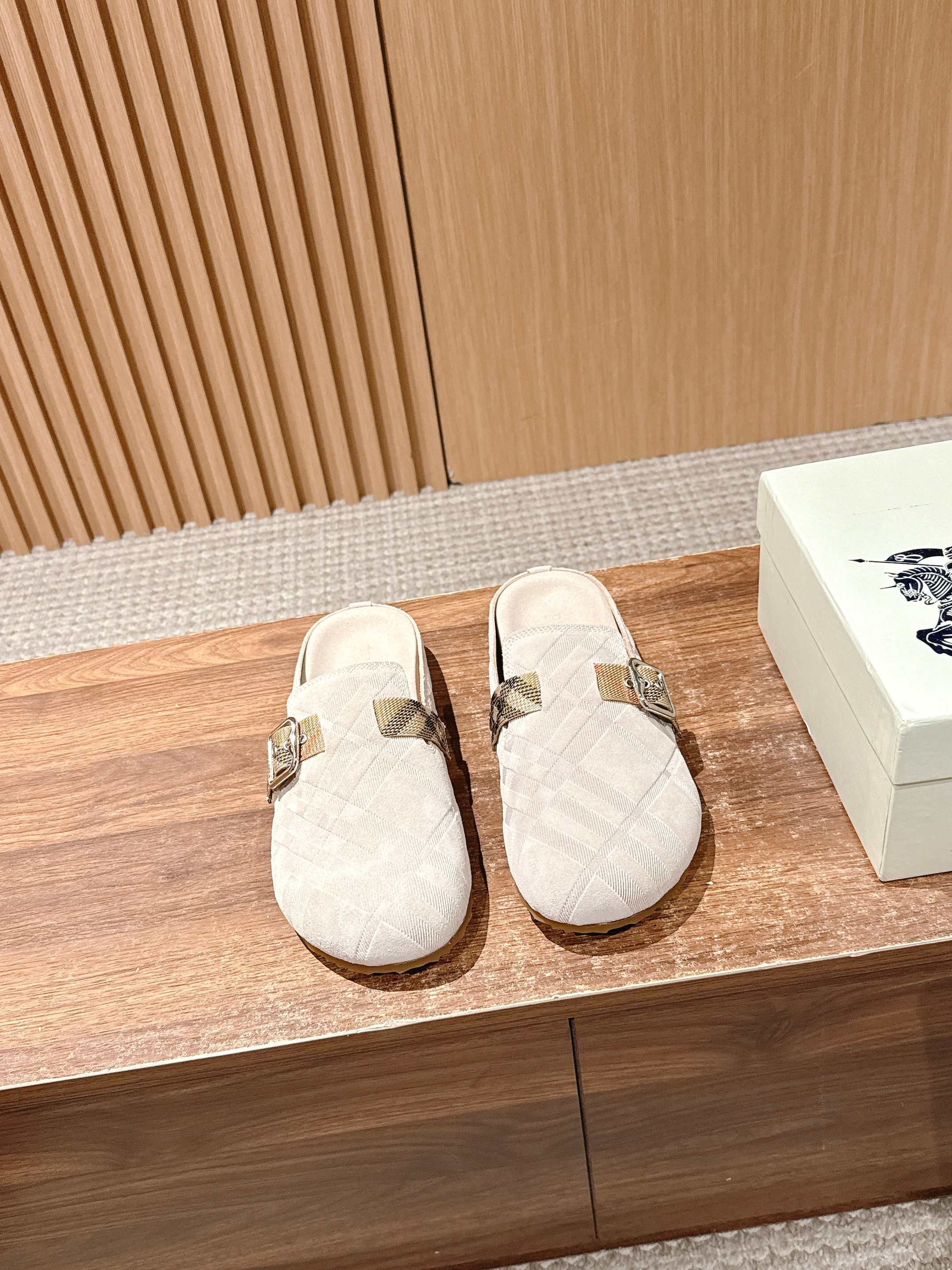 NO:446018,【Dongguan】# Burberry's half-dragged Birkenstock shoes are released simultaneously on the counter!  Imported cowhide fabric from Italy, super comfortable and breathable cowhide inner mat, high-quality splicing complex technology, original factory special original base is super comfortable Size39-44 (38/45/46 custom made without return or exchange), semi-torch, burberry, cowhide19860909【莞产】＃ 巴宝莉 炸街男神官网半拖勃肯鞋 专柜同步发售原厂配置！意大利进口牛皮面料,超舒适透气牛皮内里垫,高品质拼接复杂工艺,原厂特供原版底超级舒适 Size39-44（38/45/46定做不退换）,半拖,burberry,cowhide,Women's Shoes