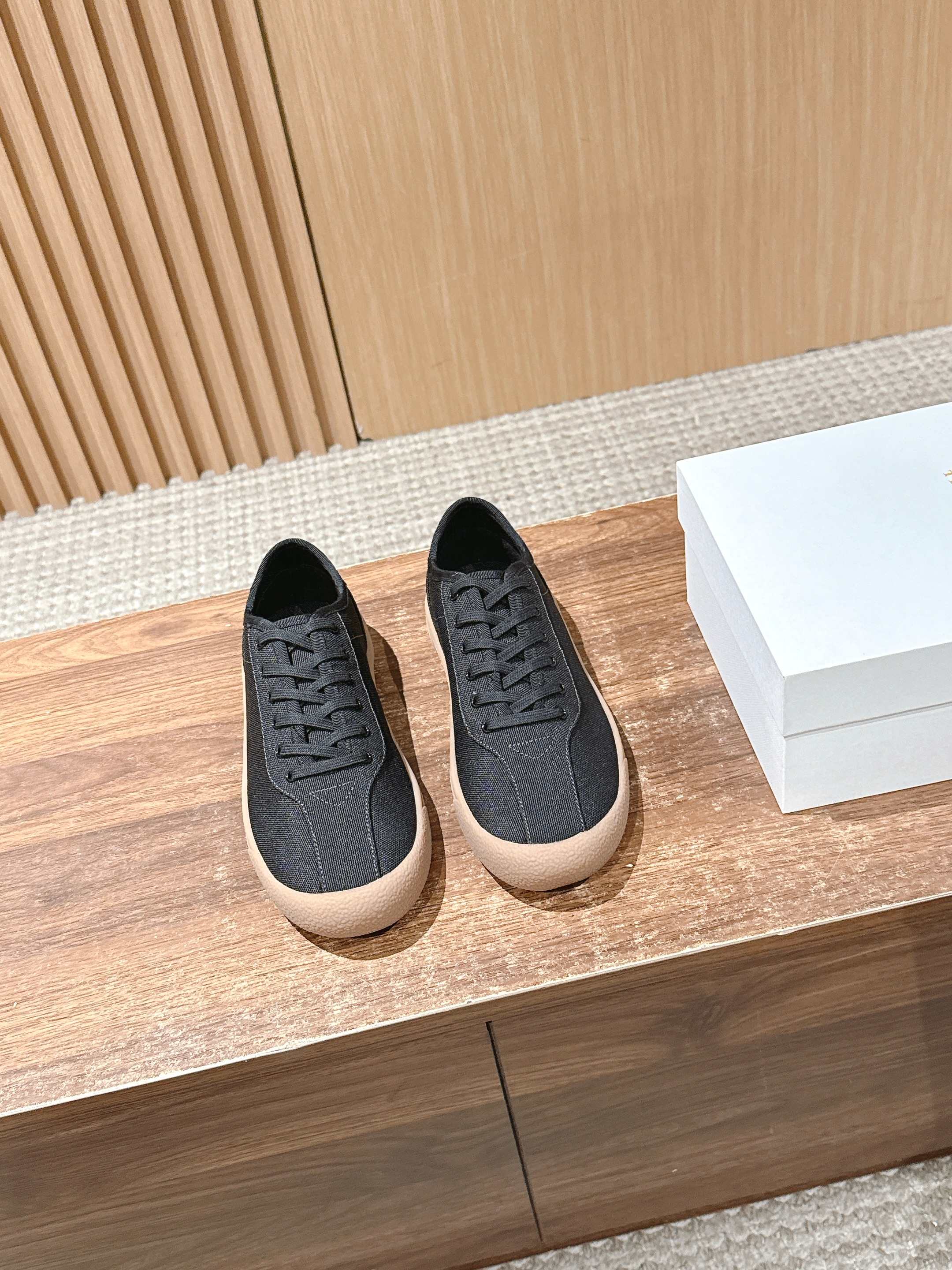NO:446010,【Dongguan】 #Minimalist canvas low-top casual shoes Original order, the color matching is really nice!  It is still the original channel we are familiar with. Therow's brand has always been our reputation model, and you won't make mistakes even if you close your eyes!  It is also a must-follow item we have every year, and it is extremely popular every year because the comfort is really too high!  You can go shopping or hike for 10 hours without any fatigue, so that your feet can be fully relaxed at any time. The shoe shape of this shoe has been tried on and debugged many times and has reached the most comfortable state. If you are prone to scratch your feet when wearing shoes, or pursue comfort and like the feeling of no restraint when you feel, then this shoe is definitely your 'natal shoe'!  The fabric of the shoes is made of linen canvas material and is paired with grosgrain trim in the same color, which is soft and delicate. The texture and touch are unmatched!  This fabric not only has excellent breathability, but also makes the shoes lighter and more comfortable. Lightness is also a highlight of this shoe!  Five stars of comfortable footwear!  Whether shopping or going wild, it can make your feet feel unprecedentedly relaxed and comfortable. The minimalist style can be paired with floor jeans or casual pants on weekdays and can bring an American lazy atmosphere. You can match any piece of clothing when you go out, which is very versatile!  Moreover, it can make your legs look thinner. When you wear it, you will be the most beautiful fairy!  Size 35/36/37/38/39/40 (40 no return or exchange), casual shoes/sports shoes, sneakers, jeans19860909【莞产】 ＃极简主义帆布低帮休闲鞋 原厂订单,配色实在太nice了！依旧是我们熟悉的原渠道,Therow这个品牌一直是我们家的口碑款,闭眼入都不会出错！它也是我们每年必跟的单品,每年都火爆异常,因为舒适性真的太高了！逛街、徒步10小时都纹丝不累,让你的双脚在任何时候都能得到充分的放松. 这款鞋子的鞋型经过多次底部试穿调试,已经达到了一个最舒服的状态.如果你穿鞋子容易磨脚,或者追求舒适、喜欢上脚没有束缚感的感觉,那么这款鞋子绝对是你的“本命鞋”！ 鞋子的面料采用了亚麻帆布材料,配以同色系罗缎饰边,柔软细腻.质感和触感都让人无法挑剔！这种面料不仅具有极佳的透气性能,还能够让鞋子更加轻便、舒适. 轻便度也是这款鞋子的一大亮点！上脚舒适感五颗星！无论是逛街还是暴走,它都能让你的双脚感受到前所未有的轻松和自在.极简的款式平日里搭配拖地牛仔裤或休闲裤,都能自带美式慵懒氛围.出门随便拽一件衣服都能搭,非常百搭！而且,它还能让你的腿部显得更加纤细,穿上它,你就是那个最靓的仙女！ 尺码35/36/37/38/39/40（40不退换）,休闲鞋/运动鞋,sneakers,jeans,Women's Shoes