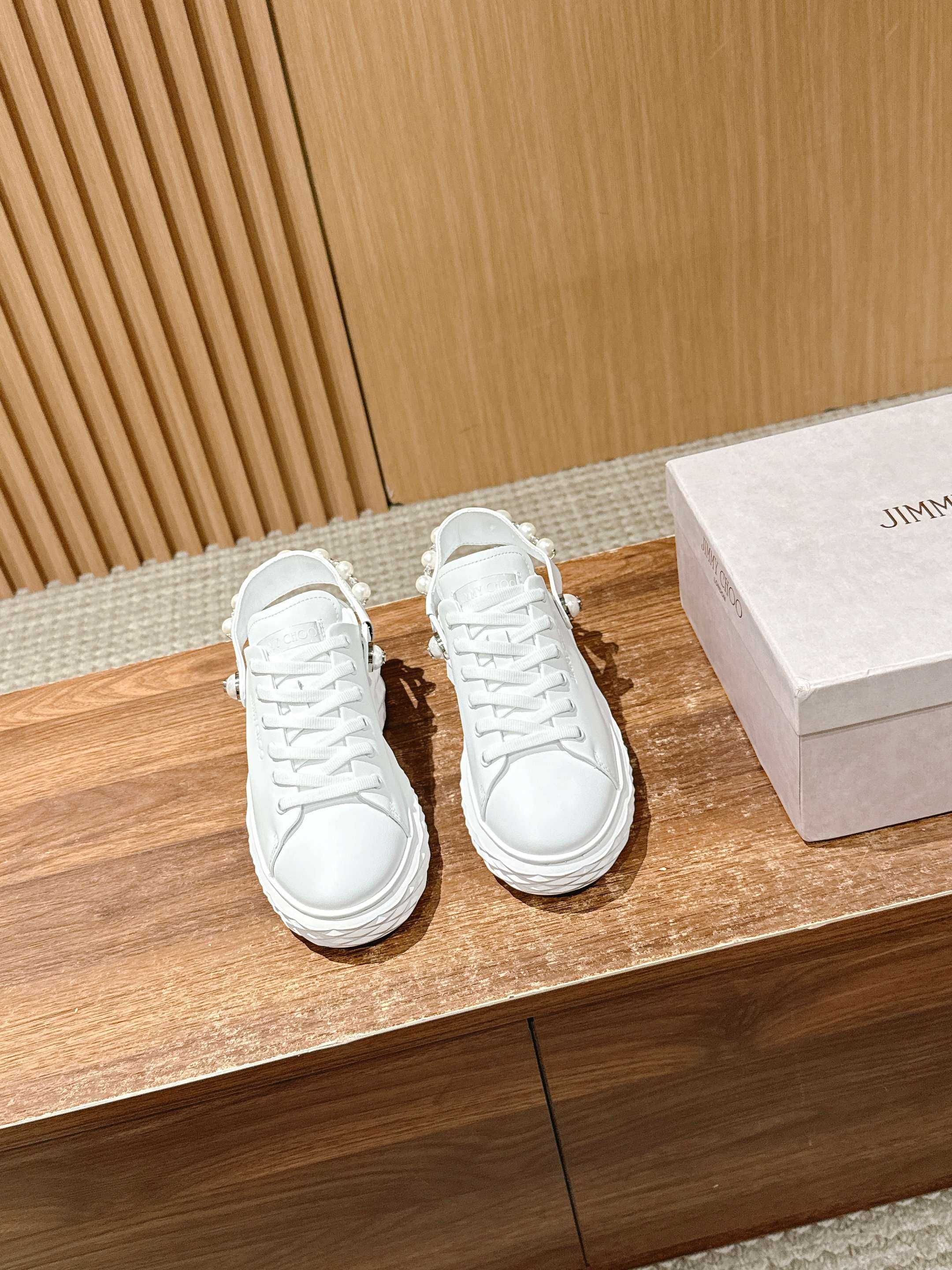 NO:445994,Zhou Yangjie's new casual sneakers | Teach you to play new tricks DIAMOND MAXI series sneakers~ Diamond cut soles come with reflective buff, walking like a broken starlight 3-5cm, invisible height increases quietly stretches your legs, dresses and trousers casually, and you can easily win the numbness when you go out on the street every day!  Lazy people must learn the convenient way to wear the lace-up style. The bow and stair-climbing style can both free your hands and achieve the convenience of one foot ~ The pearl style style switches the pearl decorative belt can slide back and forth!  Put the upper = gentle lady; move to the heel = casual hot girl, it won’t hurt your feet when you go out and go ~ Both ways of wearing look good and not picky, a pair of shoes will take care of your weekly outfit!  Size35-39 (40 custom made without return or exchange), casual shoes/sports shoes, sneakers, skirts19860909周仰杰新款休闲运动鞋| 教你玩出新花样 DIAMOND MAXI 系列运动鞋～钻石切割鞋底自带反光 buff,走路都像踩碎星光 3-5cm 隐形增高悄悄拉长腿,裙装裤装随便搭,日常出街轻松赢麻！ 系带款懒人必学の便利穿法 蝴蝶结和爬楼式系法都是可以解放双手,实现一脚蹬的便利～ 珍珠款风格随心切换术 珍珠装饰带能前后滑动！放鞋面 = 温柔淑女；移到脚后跟 = 休闲辣妹,出游暴走也不硌脚～ 两种穿法都好看不挑人,一双鞋承包你的一周穿搭！ Size35-39（40定做不退换）,休闲鞋/运动鞋,sneakers,skirts,Women's Shoes