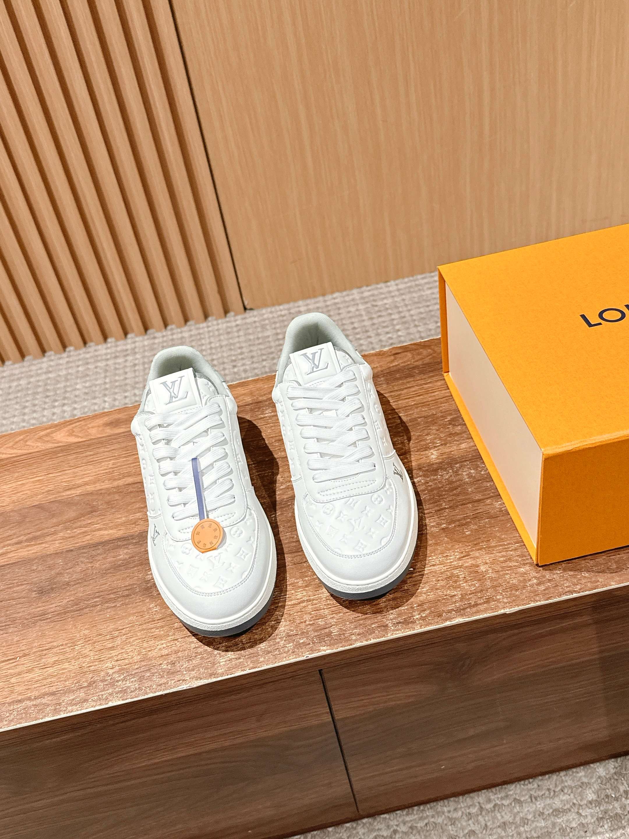 NO:445946,#Louis Vuitton series #Men's new low-top casual sports skateboard shoes, this skateboard shoes are classic low-top shoes. Original imported presbyterian fabrics collided with two colors, full of high-end feel. Whether casual or normal, they can be easily matched. The tail is cleverly integrated with the iconic brand elements, and their personality is not ostentatious. Every step is unique luxury. The street is eye-catching. Size: 39-44 (45 customization, no return and exchange), casual shoes/sports, louis vuitton, sneakers19860909＃路易威登系列＃男士新款低帮休闲运动滑板鞋,这款滑板鞋是经典的低帮鞋型.原版进口 老花面料双色碰撞拼接,满满的高级感.无论是休闲装还是正常,都可以轻松搭配.尾部 标志性的品牌元素巧妙融入,个性又不张扬 每一步都迈出独有的奢华 街头吸睛非它莫属 Size: 39-44（45定制不退换）,休闲鞋/运动鞋,louis vuitton,sneakers,Women's Shoes