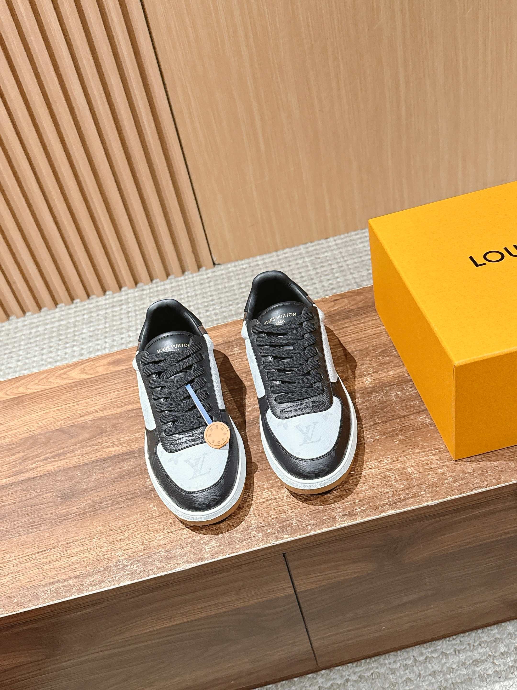 NO:445961,#Louis Vuitton series #Men's new low-top casual sports skateboard shoes, this skateboard shoes are classic low-top shoes. Original imported presbyterian fabrics collided with two colors, full of high-end feel. Whether casual or normal, they can be easily matched. The tail is cleverly integrated with the iconic brand elements, and their personality is not ostentatious. Every step is unique luxury. The street is eye-catching. Size: 39-44 (45 customization, no return and exchange), casual shoes/sports, louis vuitton, sneakers19860909＃路易威登系列＃男士新款低帮休闲运动滑板鞋,这款滑板鞋是经典的低帮鞋型.原版进口 老花面料双色碰撞拼接,满满的高级感.无论是休闲装还是正常,都可以轻松搭配.尾部 标志性的品牌元素巧妙融入,个性又不张扬 每一步都迈出独有的奢华 街头吸睛非它莫属 Size: 39-44（45定制不退换）,休闲鞋/运动鞋,louis vuitton,sneakers,Women's Shoes