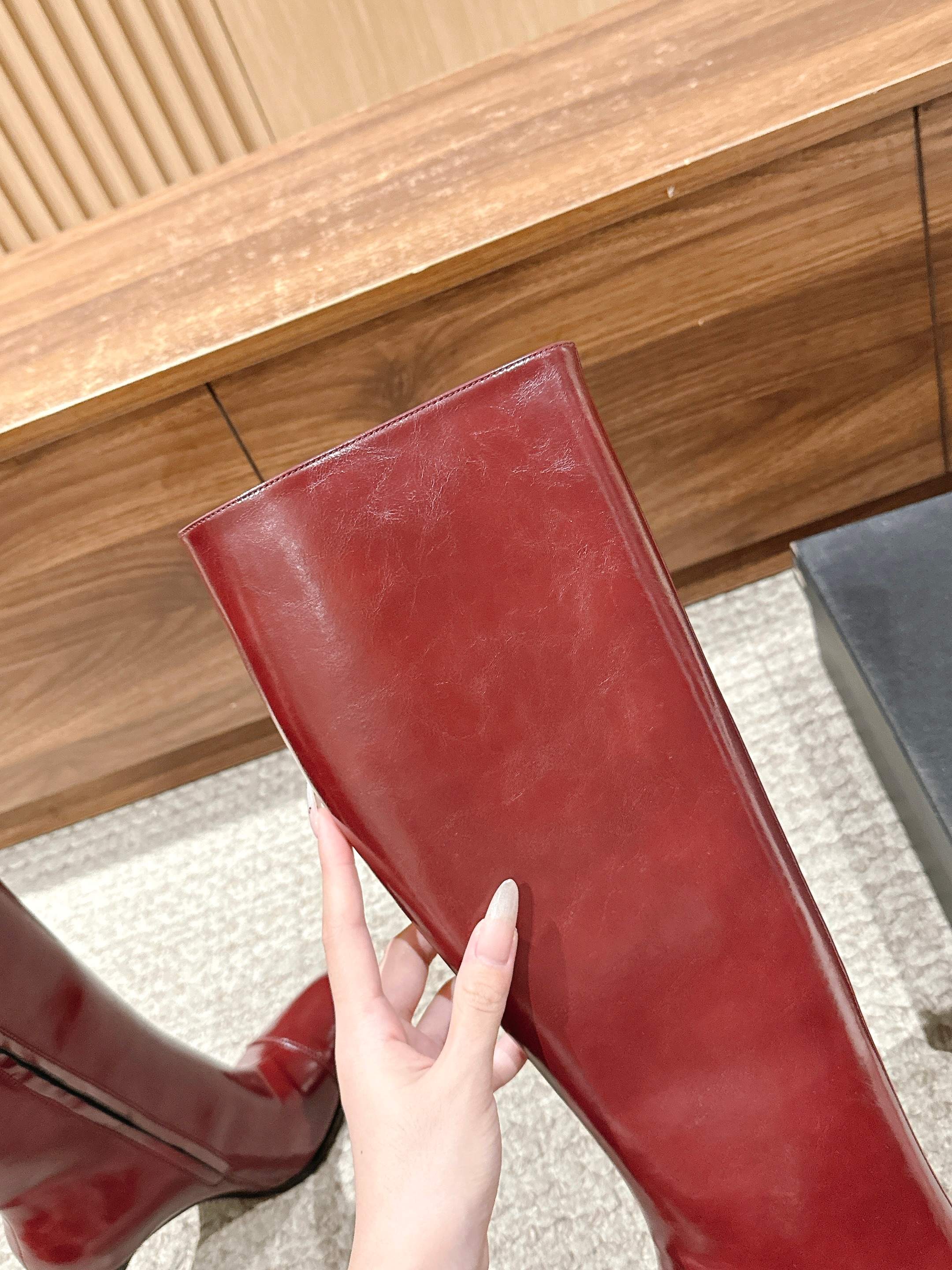 𝐒𝐚𝐢𝐧𝐭 𝐋𝐚𝐮𝐫𝐞𝐧𝐭 圣罗兰秋冬新款 绝美漆皮面扁根长靴 真的超绝超级美丽的漆皮质感！小尖头弱化了锐利感，更有一丝