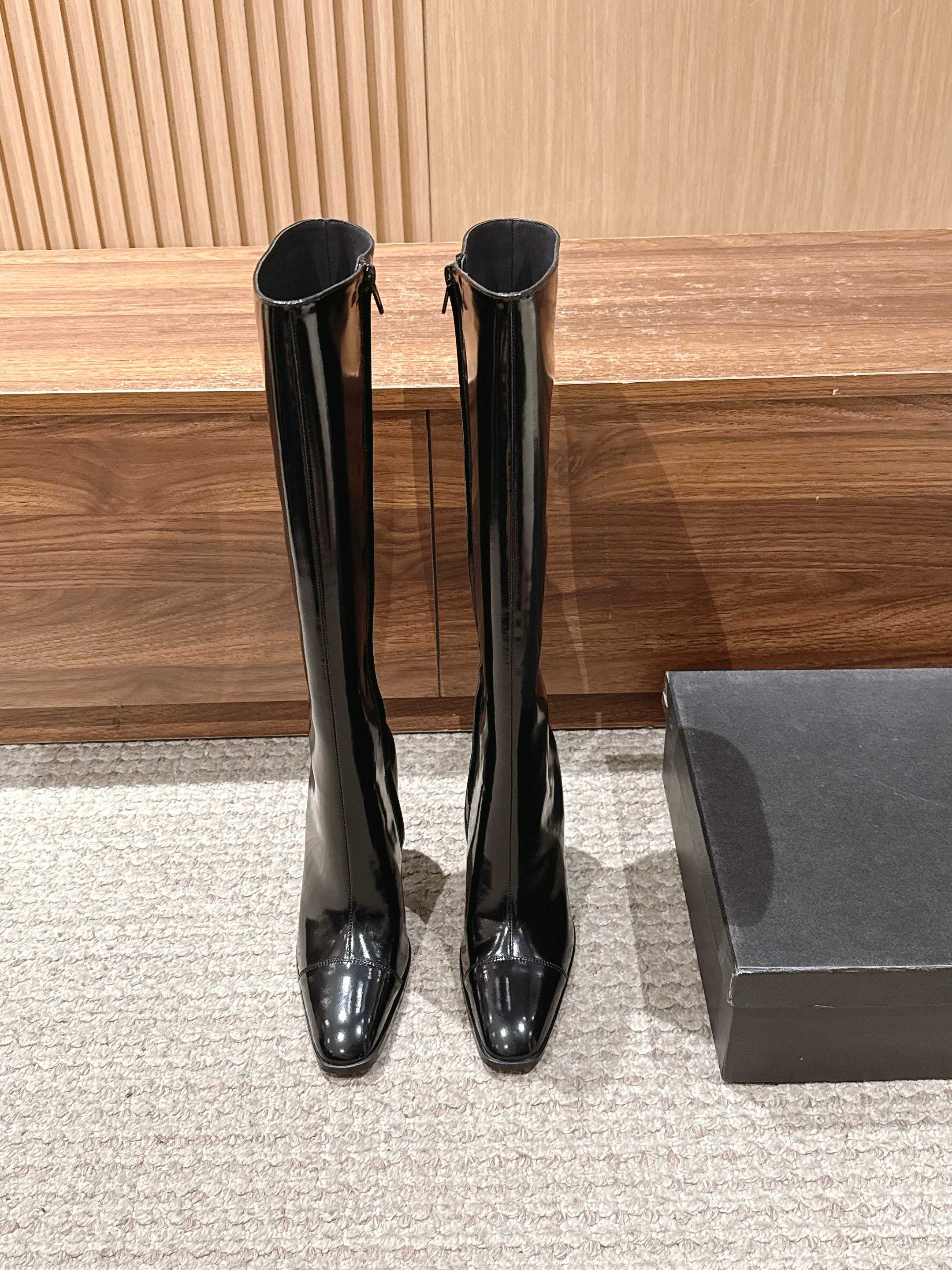 NO:445962,Saint Laurent's new autumn and winter style, beautiful patent leather flat root boots, really super beautiful patent leather texture!  The small pointed tip weakens the sharpness and has a hint of sweet and cool style. The high heel design is also very distinctive, with a rectangular small flat root!  It's very good to match it with your feet!  There is also a new color, Bodore red, fashionable with a retro flavor, super white color on the feet, side zippers, putting on and taking off more casually~ cowhide material, sheepskin inner leather sole Size35-39 (customized on 40/41/42, no return or exchange), boots, saint laurent, boots, cowhide, sheepskin, Leather soles19860909圣罗兰秋冬新款 绝美漆皮面扁根长靴 真的超绝超级美丽的漆皮质感！小尖头弱化了锐利感,更有一丝甜酷的风格～高跟设计的也非常有特点,是长方形的小扁根！上脚搭配非常出片！还有新色波多尔红～带有复古味道的时髦感～上脚超级显白的二色～侧边拉链上脚,穿脱更随心哦～牛皮材质 羊皮内里 真皮大底 Size35-39（40/41/42定制不退换）,靴子,saint laurent,boots,cowhide,sheepskin,Leather soles,Women's Shoes