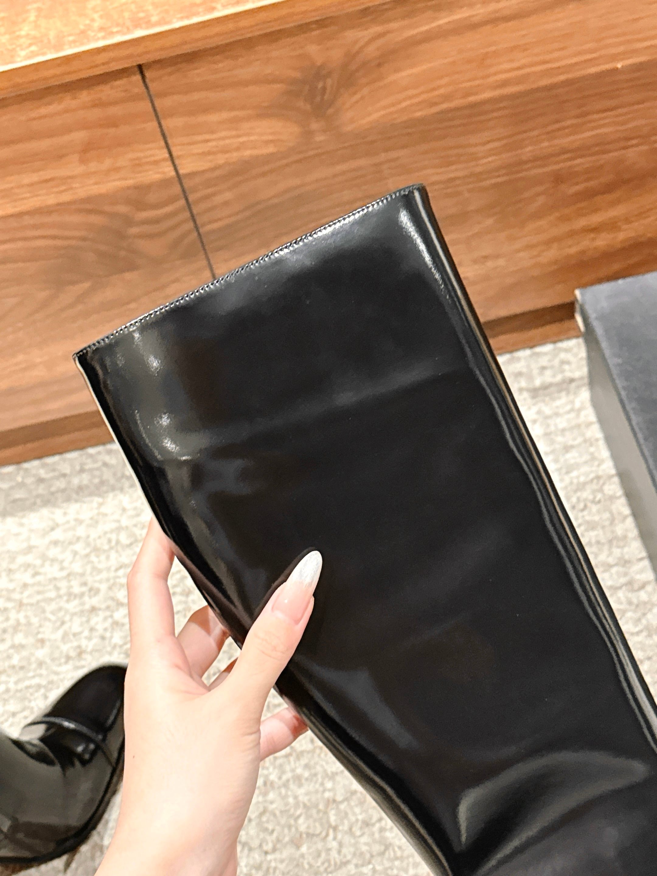 𝐒𝐚𝐢𝐧𝐭 𝐋𝐚𝐮𝐫𝐞𝐧𝐭 圣罗兰秋冬新款 绝美漆皮面扁根长靴 真的超绝超级美丽的漆皮质感!小尖头弱化了锐利感,更有一丝 𝐒𝐚𝐢𝐧𝐭 𝐋𝐚𝐮𝐫𝐞𝐧𝐭 圣罗兰秋冬新款 绝美漆皮面扁根长靴 真的超绝超级美丽的漆皮质感!小尖头弱化了锐利感,更有一丝