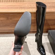 𝐒𝐚𝐢𝐧𝐭 𝐋𝐚𝐮𝐫𝐞𝐧𝐭 圣罗兰秋冬新款 绝美漆皮面扁根长靴 真的超绝超级美丽的漆皮质感!小尖头弱化了锐利感,更有一丝 𝐒𝐚𝐢𝐧𝐭 𝐋𝐚𝐮𝐫𝐞𝐧𝐭 圣罗兰秋冬新款 绝美漆皮面扁根长靴 真的超绝超级美丽的漆皮质感!小尖头弱化了锐利感,更有一丝