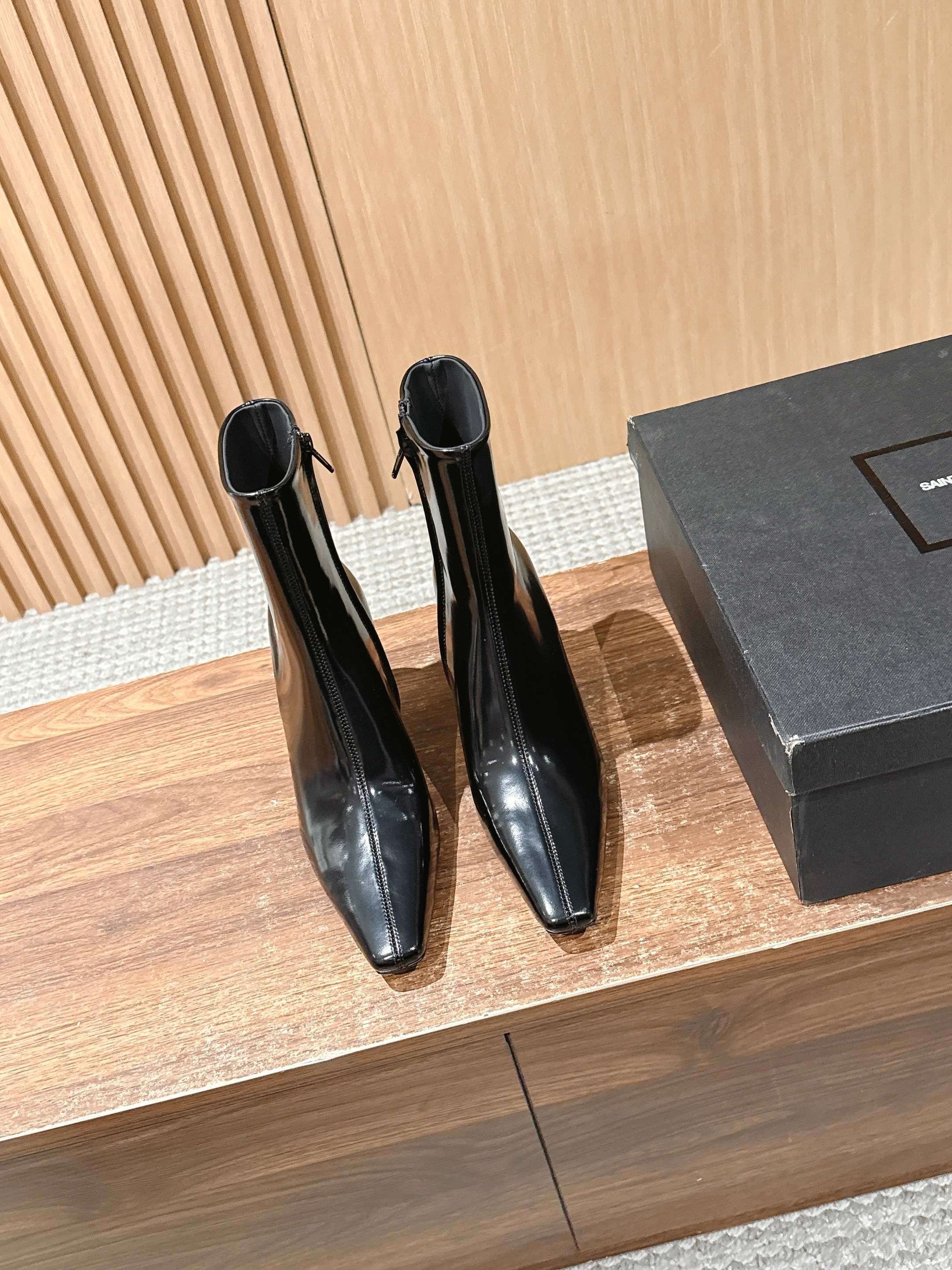 NO:445975,Saint Laurent's new pointed cat and long model. Who has no shortage of a new pair of boots in early autumn!  In the romantic and prosperous autumn, it is simply beautiful to match a pair of long boots or short boots. The texture of the upper with the edge beads must retain the original texture. The middle line of the upper is like leaving a road to autumn. The side zipper is more invisible and more beautiful. There is no need to be so rigid when putting on and taking off the feet. The long boots and feet are decorated with the visual effect of the legs. The long legs are instantly available~ Happy~ The material of the edge beads with the edge beads with the sheepskin inner leather sole Size35-39 (customized on 40/41/42, no return or exchange), boots, saint laurent, boots, cowhide, sheepskin, Leather soles19860909圣罗兰新款尖头猫跟长短款 谁的早秋不缺少一双新的靴子呢！在浪漫红火的秋季,搭配一双长靴或是短靴上脚出片简直绝美～开边珠牛皮的鞋面质感一定的保留原本的肌理感,鞋面中线走过,像留下一条通向秋天的路～侧面拉链隐形更美观,上脚穿脱也不用那么死板～长靴上脚修饰线条,腿部拉长视觉效果～大长腿秒get～美滋滋～ 开边珠牛皮材质 羊皮内里 真皮大底 Size35-39（40/41/42定制不退换）,靴子,saint laurent,boots,cowhide,sheepskin,Leather soles,Women's Shoes