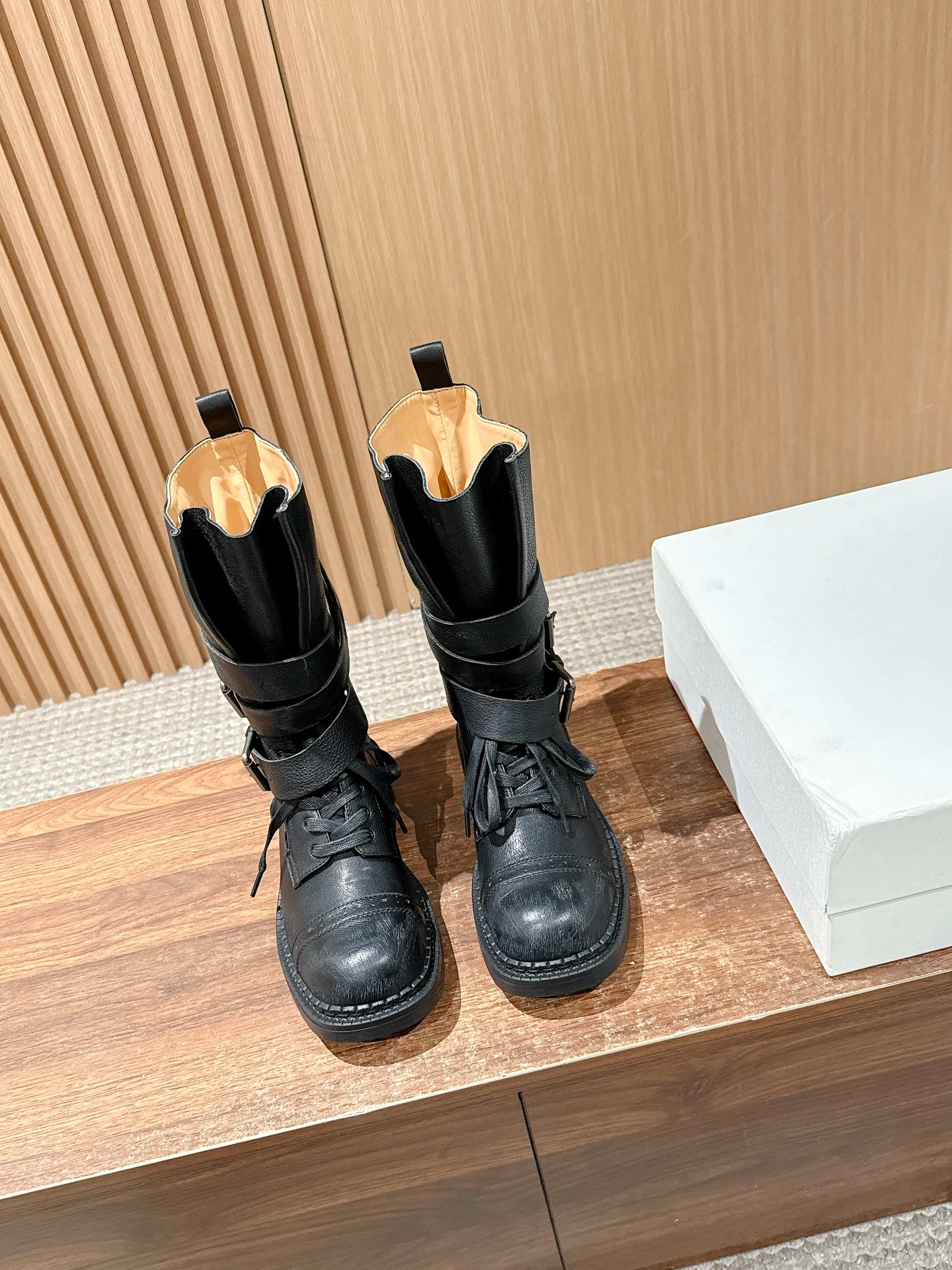 NO:445981,#New autumn and winter Korean retro style strapped motorcycle boots are popular as soon as they appear. The upper is made of super bitter straps and old uppers. The old cowhide upper on the upper has a retro motorcycle style, a cool and casual feel, and has its own unique style. The short boots are neither long nor short, just as the length of the calf, perfectly modify the leg lines, stretch the leg lines, the motorcycle cool girl girl instantly get~ Cowhide material, anti-slip, wear-resistant rubber sole Size35-39 (40 customization, no return or exchange), boots, boots, cowhide19860909＃秋冬新款 韩系复古风格绑带机车短靴 一出就火爆全网,鞋面有超级苦的绑带与做旧鞋面做成,鞋面的做旧牛皮鞋面具有复古机车风格,酷酷的随心感,很有自己独特的风格,短靴不长不短,刚好到小腿的长度,完美的修饰腿部线条,拉伸腿部线条,机车酷girl女孩瞬间get～ 牛皮材质 防滑耐磨橡胶大底 Size35-39（40定制不退换）,靴子,boots,cowhide,Women's Shoes