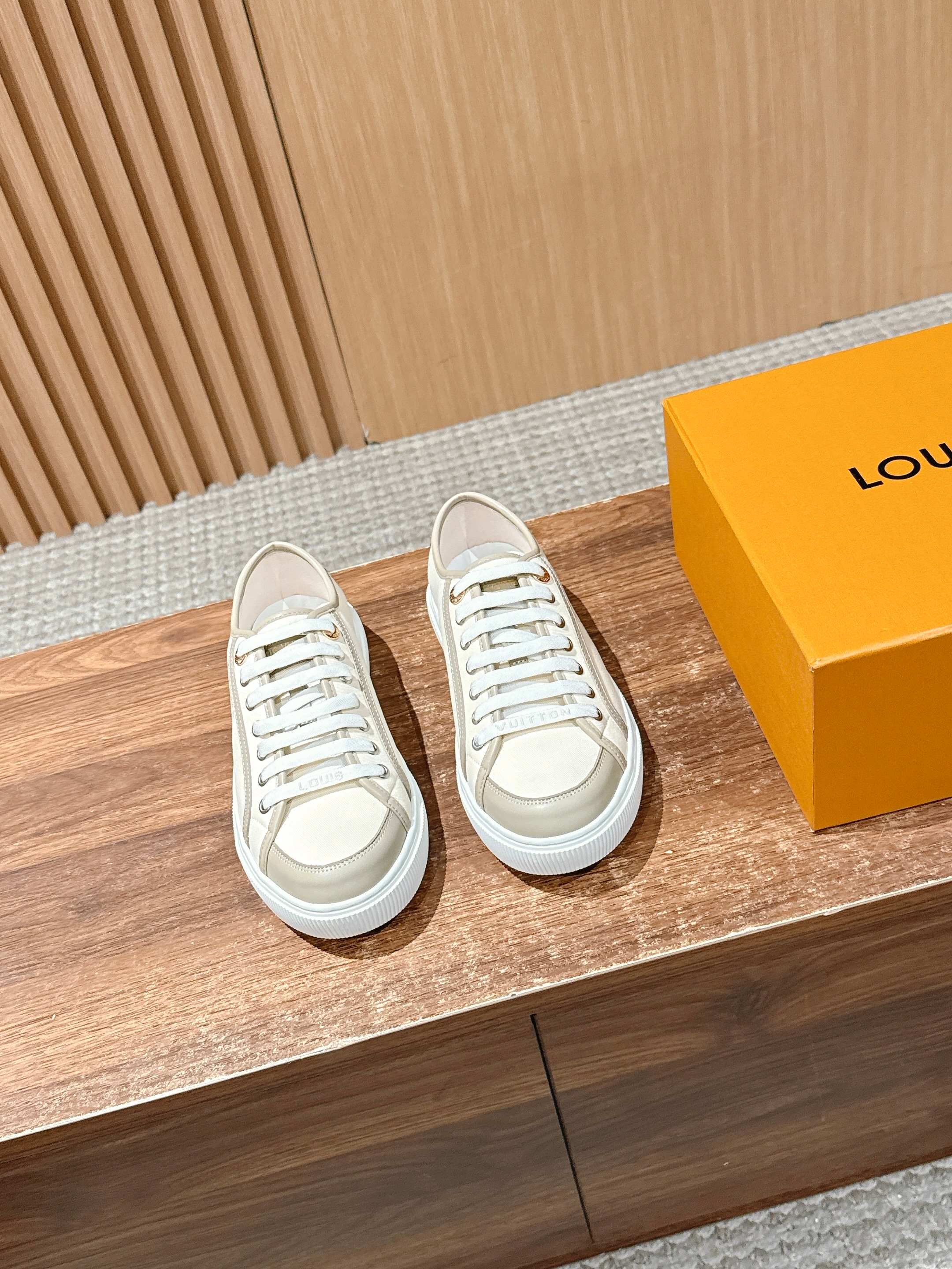 NO:445986,Louis Vuitton's new casual sports shoes have a youthful atmosphere, and it makes your feet look younger!  Comfortable and lightweight on the feet!  The color is also very youthful!  The upper is exclusive to LV's gold jewelry interspersed!  Make the whole shoe more agile!  The special electronic printing logo on the upper is designed and super recognizable!  Beautiful and generous!  !  It's super easy to walk on your feet!  Specific denim surface material cowhide original molded outsole Size35-39/40 customized non-return and exchange, casual shoes/sports shoes, louis vuitton, louis vuitton, sneakers, cowhide19860909路易威登新款休闲运动板鞋 具有青春气息的洋溢气息,上脚非常减龄！上脚舒适轻便！颜色也非常青春！鞋面专属于lv的金色饰品穿插！让整个鞋子就更灵动起来！鞋面特殊的电印logo,具有设计感而且也超级具有辨识度！美观又大方！！ 上脚超级好走路！ 特定牛仔布面材质 牛皮里 原版开模大底 Size35-39/40定制不退换,休闲鞋/运动鞋,louis vuitton,louis vuitton,sneakers,cowhide,Women's Shoes