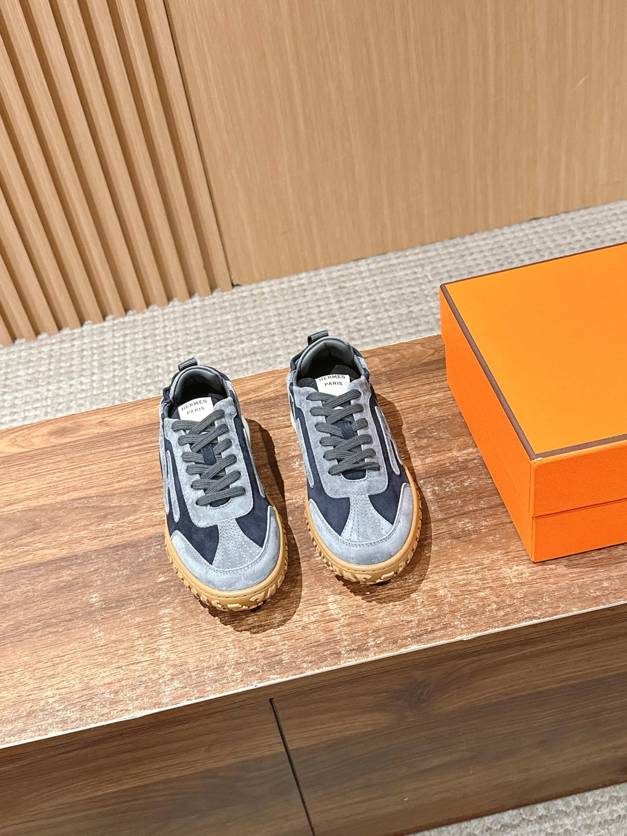 NO:446854,Men's size # Hermes new couple Forrest Gund training shoes, white shoes, soft calfskin sneakers, equipped with soles, decorated with classic Medor rivets, creating a comfortable and casual style. Freely matched. Very light and comfortable sneakers, the most worthwhile sneakers for men. Hermes men's sneakers are the most worth buying. The legendary shoes that you want to buy without matching goods. Fashion, comfortable and versatile. Although the price increases, the price is really not expensive. New colors are all very good. For women, there are not so many choices, but they are also very good, especially with couple styles. Imported cowhide material, sheepskin inner, original mold opening sole, women's size 35-41 (40/41 custom-made, no return or replacement) Men's size 38-45 (38/45 custom-made, no return or replacement), casual shoes/sports, hermes, sneakers, cowhide, sheepskin19860909男码  # 爱马仕新款情侣阿甘德训鞋 小白鞋 镂孔柔软小牛皮运动鞋,配有鞋底,饰有经典Medor铆钉,打造舒适休闲风格.随意搭配 上脚非常轻便舒运动鞋男款实拍最值得的入手的爱马仕男款运动鞋传说中不配货也要买的鞋潮流 时尚 舒适 百搭 虽然涨价 但价格真不贵新出的配色都很好看 等女款相对男款,选择没有那么多不过也是很好看,尤其搭配情侣款感感 进口牛皮磨砂材质 羊皮内里 原版开模大底 女码35-41（40/41定制不退不换） 男码38-45（38/45定制不退不换）,休闲鞋/运动鞋,hermes,sneakers,cowhide,sheepskin,Women's Shoes