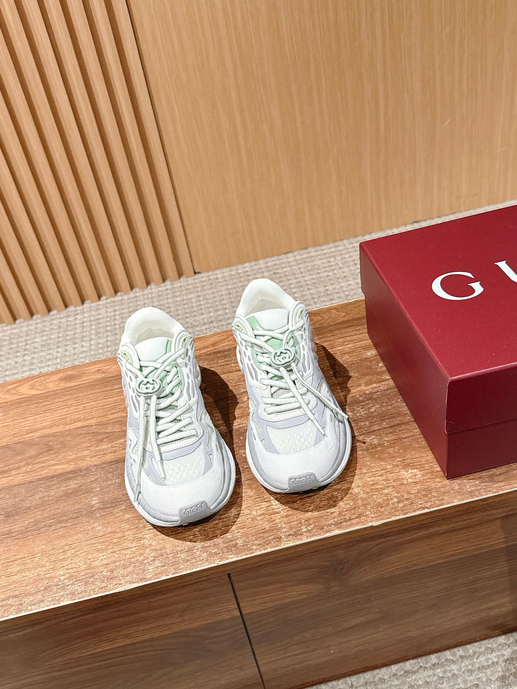 NO:446863,.#Gucci's new couple casual sneakers are new to interpret the brand's iconic striped webbing elements. This sneaker rejuvenates the iconic details, using EVA thick sole, paired with a flexible silhouette, for a steady and comfortable wearing experience. Leather lining. GG reflective piping and lining webbing. GG EVA rubber sole.  Lace-fixed, equipped with interlocking pair of G shoelaces, thick sole approximately 5 cm Size35-44 (for women 40-men 45 custom-made, non-returnable), casual shoes/sports, gucci, sneakers19860909.＃古驰新品情侣款休闲运动鞋新演绎品牌标志性条纹织带元素.这款运动鞋焕新诠释标志性细节,采用 EVA 厚鞋底,搭配灵动廓形,带来稳步舒适穿着体验.皮革衬里. GG 反光滚边 加衬织带 饰 GG EVA 橡胶鞋底 ．系带固定,配有互扣式双 G 鞋带 厚底约5厘米 Size35-44（女40-男45定制不退换）,休闲鞋/运动鞋,gucci,sneakers,Women's Shoes