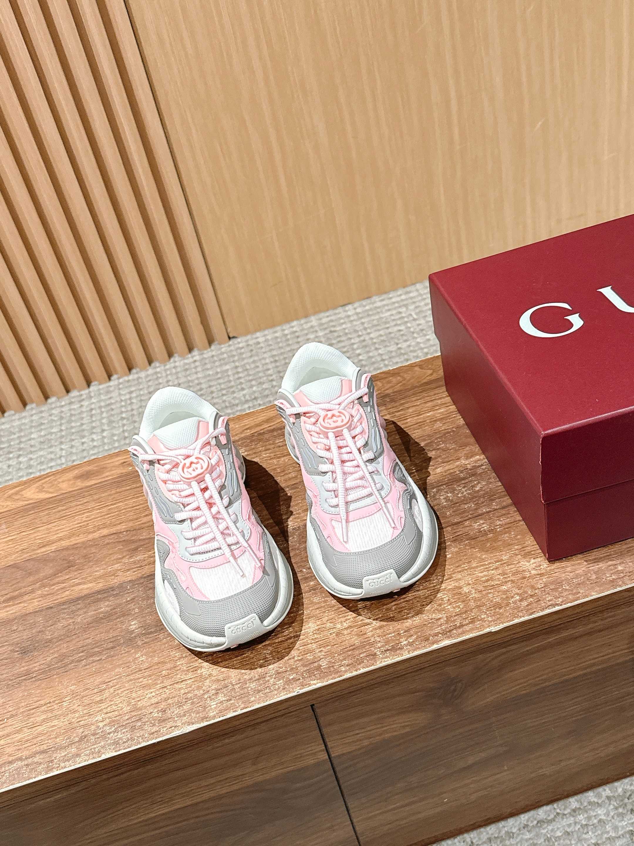 NO:446872,# .# Gucci pink women's size casual sneakers are new to interpret the brand's iconic striped webbing elements. This sneaker rejuvenates the iconic details, using EVA thick sole, paired with a flexible silhouette, for a steady and comfortable wearing experience. Leather lining. GG reflective piping and lining webbing. GG EVA rubber sole.  Lace-fixed, equipped with interlocking pair of G-laces, thick sole approximately 5 cm Size35-39 (for women 40 custom-made, non-returnable), casual shoes/sports, gucci, sneakers19860909＃ .＃古驰粉色女码休闲运动鞋新演绎品牌标志性条纹织带元素.这款运动鞋焕新诠释标志性细节,采用 EVA 厚鞋底,搭配灵动廓形,带来稳步舒适穿着体验.皮革衬里. GG 反光滚边 加衬织带 饰 GG EVA 橡胶鞋底 ．系带固定,配有互扣式双 G 鞋带 厚底约5厘米 Size35-39（女40定制不退换）,休闲鞋/运动鞋,gucci,sneakers,Women's Shoes