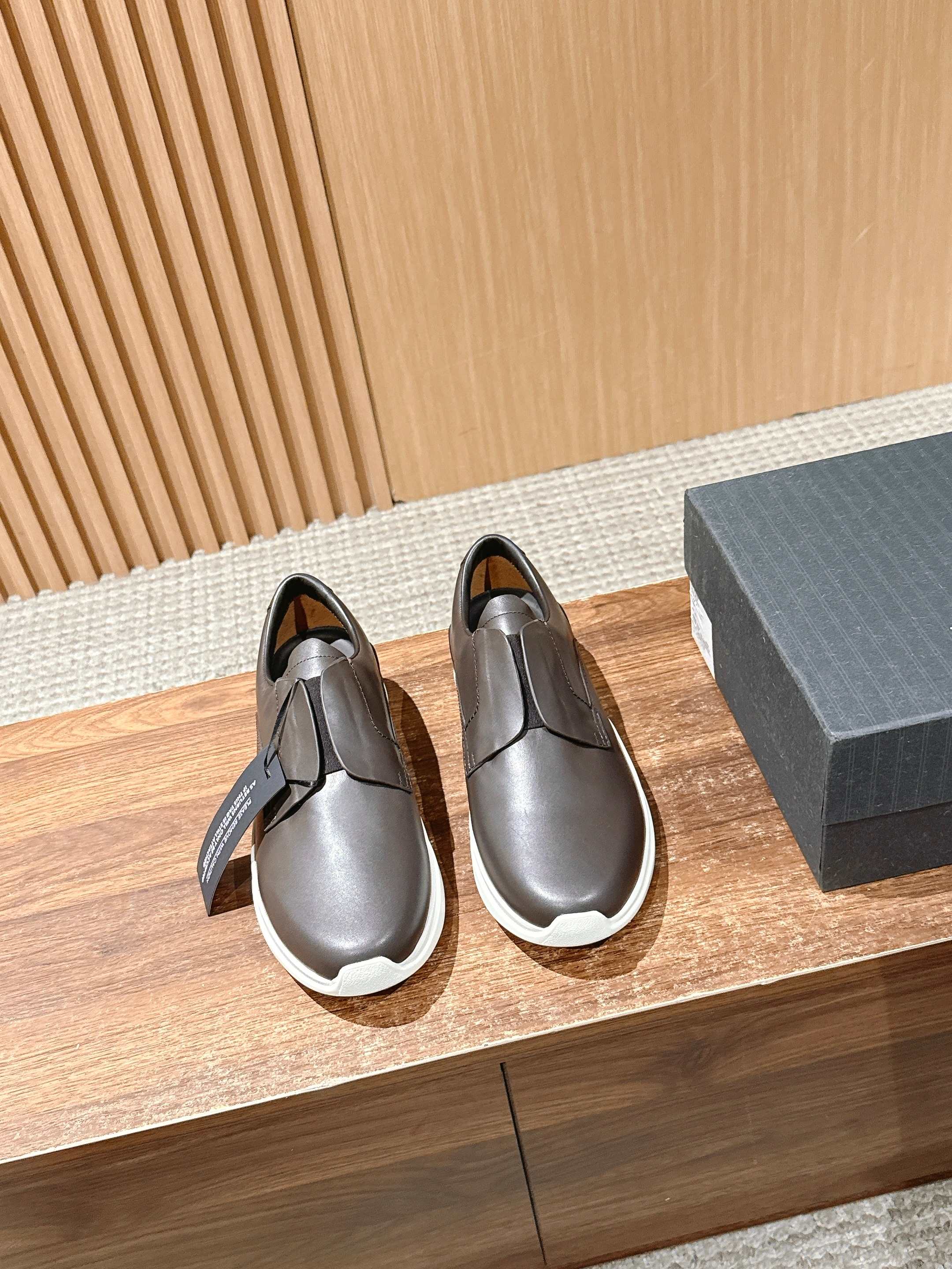 NO:446897,【官网】Ermenegildo Zegna Elastic foot derby shoes This Milano derby shoes are made of black, brown smooth calfskin (drinking cows) material, with a mix-and-match design and comfortable fitting style, which can be easily matched with casual, formal and business clothes to meet modern dress needs and highlight the contemporary lifestyle. The light rubber sole is decorated with icing on the cake, making the foot prints unique and complex beauty. The style and product details are black smooth calfskin (drinking cowskin) fabric, calfskin inner lining, neckline rollover and neckline foam. The fitting style, instep elastic band design. Activity memory foot bed, white light rubber sole blister TPU material sole, decorative lord yarn. Product code LHMSF-A5241X-NER Made in Italy Size 39/40/41/42/43/44, casual shoes/sports shoes, zegna, sneakers, cowhide19860909【莞产】Ermenegildo Zegna 杰尼亚 松紧套脚德比鞋 此款 Milano 德比鞋选用黑色,棕色光滑小牛皮（饮奶牛）材质,采用混搭设计和舒适套穿版型,可轻松搭配休闲装、正装和商务装,满足现代着装需求,彰显当代生活风尚.轻盈橡胶鞋底饰有锦上添花的骆马色纱线,令足下印迹自成一格,尽显繁复之美. 版型和产品细节黑色光滑小牛皮（饮奶牛）面料,小牛皮内裡,领口翻车加贴领口泡棉.套穿版型,脚背松紧带设计.活动记忆脚床,白色轻盈橡胶鞋底吸塑TPU材质底花,饰骆马色纱线. 产品代码LHMSF-A5241X-NER 意大利制造 尺码39/40/41/42/43/44,休闲鞋/运动鞋,zegna,sneakers,cowhide,Women's Shoes