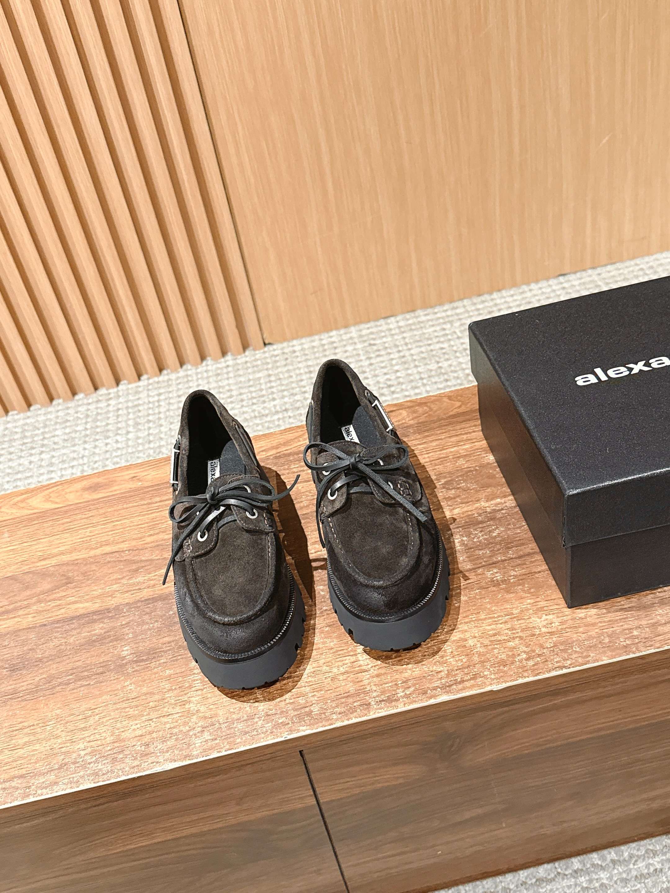 NO:446844,Alexander Wang aw carter Jennie This pair of thick-soled loafers is amazing. The same loafers come from the King of Pressure Mountain HaileyBieber!  Compared with the previous old models and your family, the new model looks taller and slimmer. In addition to the classic black, there is also burgundy, which is both low-key and useless color matching. Bright Pipi Ge is paired with the iconic brand metal logo, and the 5cm thick bottom design can easily have long legs!  Size35-39 (40 customization without return or exchange), loafers, alexander wang, cartier, loafers19860909Alexander Wang aw carter Jennie 大王这双厚底乐福鞋好绝,同款乐福鞋来自压力山大王 HaileyBieber撞鞋！ 新款相比之前的老款和你家的显高显瘦,除了经典黑色外,还有酒红色,都是低调白搭的配色 亮皮皮哥搭配标志性的品牌金属徽标,加上5cm厚底设计轻松拥有大长腿！Size35-39（40定制不退换）,乐福鞋,alexander wang,cartier,loafers,Women's Shoes