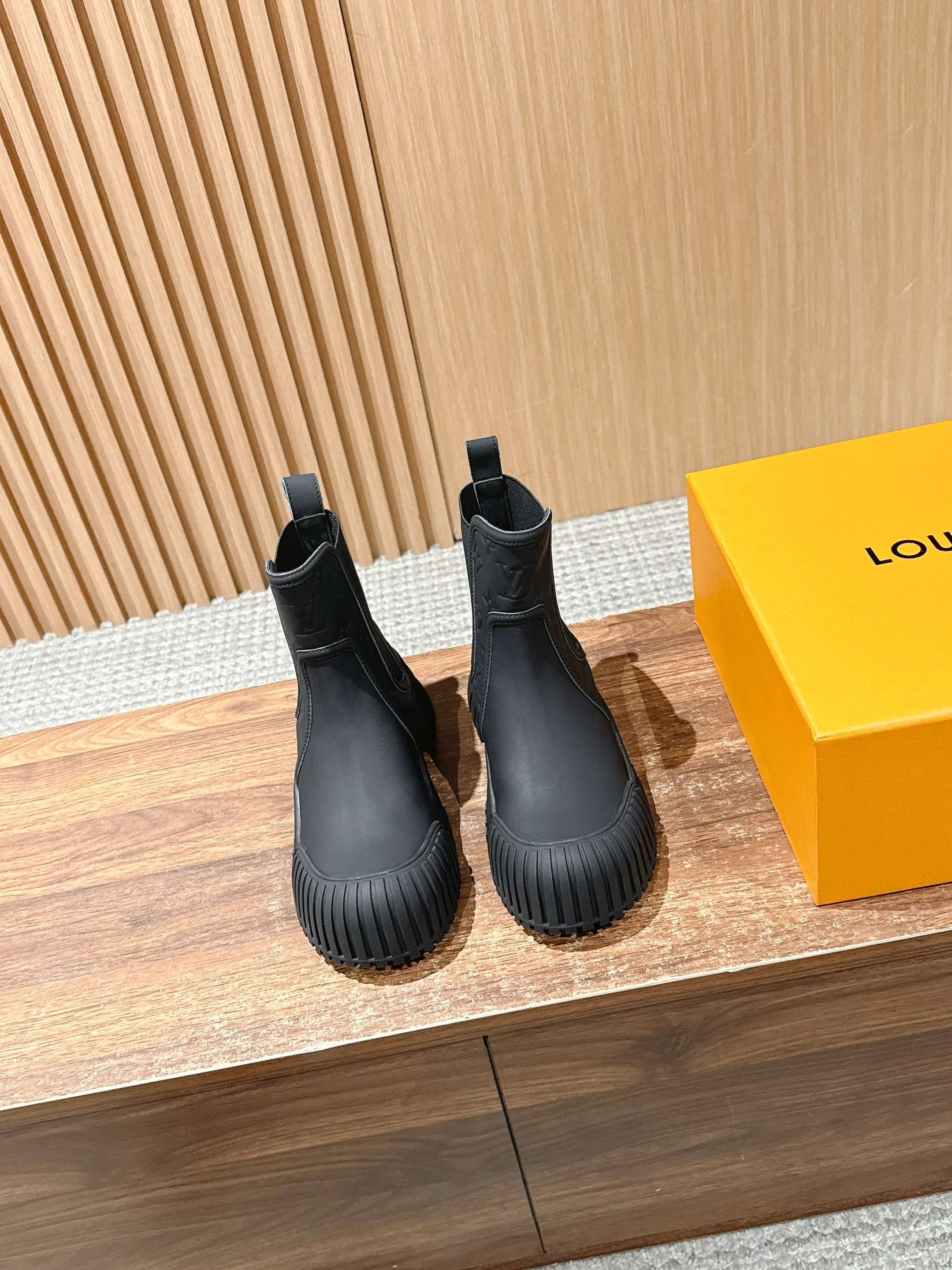 NO:446811,#Louis Vuitton Presbyterian Thick Sole Short Boots Chelsea Flat Sole Ankle Boots Original Purchase and Development Made This Ruby Flat Sole Boots Inspire Trendy Charm Classic Monogram Canvas Boots Combined with smooth cowhide tongue and collar, paired with technological shoelaces. Light rubber outsole adds extra height. Combined with exquisite packaging for the counter, original custom imported cowhide material, soft sheepskin inner, exclusive mold-opening anti-slip rubber outsole, bottom thickness 5.5CM Size35-39 (40 custom made without return), boots, louis vuitton, boots, cowhide, sheepskin19860909#路易威登老花 厚底 短靴 切尔西 平底 及踝靴 原版购入开发 做货 本款 Ruby 平底靴在硬朗和柔美之间激发潮流魅力经典 Monogram 帆布鞋身结合光滑牛皮革鞋舌及鞋领,搭配科技鞋带.轻盈橡胶外底额外增添高度 配合送专柜精美包装 原版定制进口头层牛皮材质 柔软羊皮里内里 独家开模防滑橡胶大底 底厚5.5CM Size35-39（40定做不退换）,靴子,louis vuitton,boots,cowhide,sheepskin,Women's Shoes