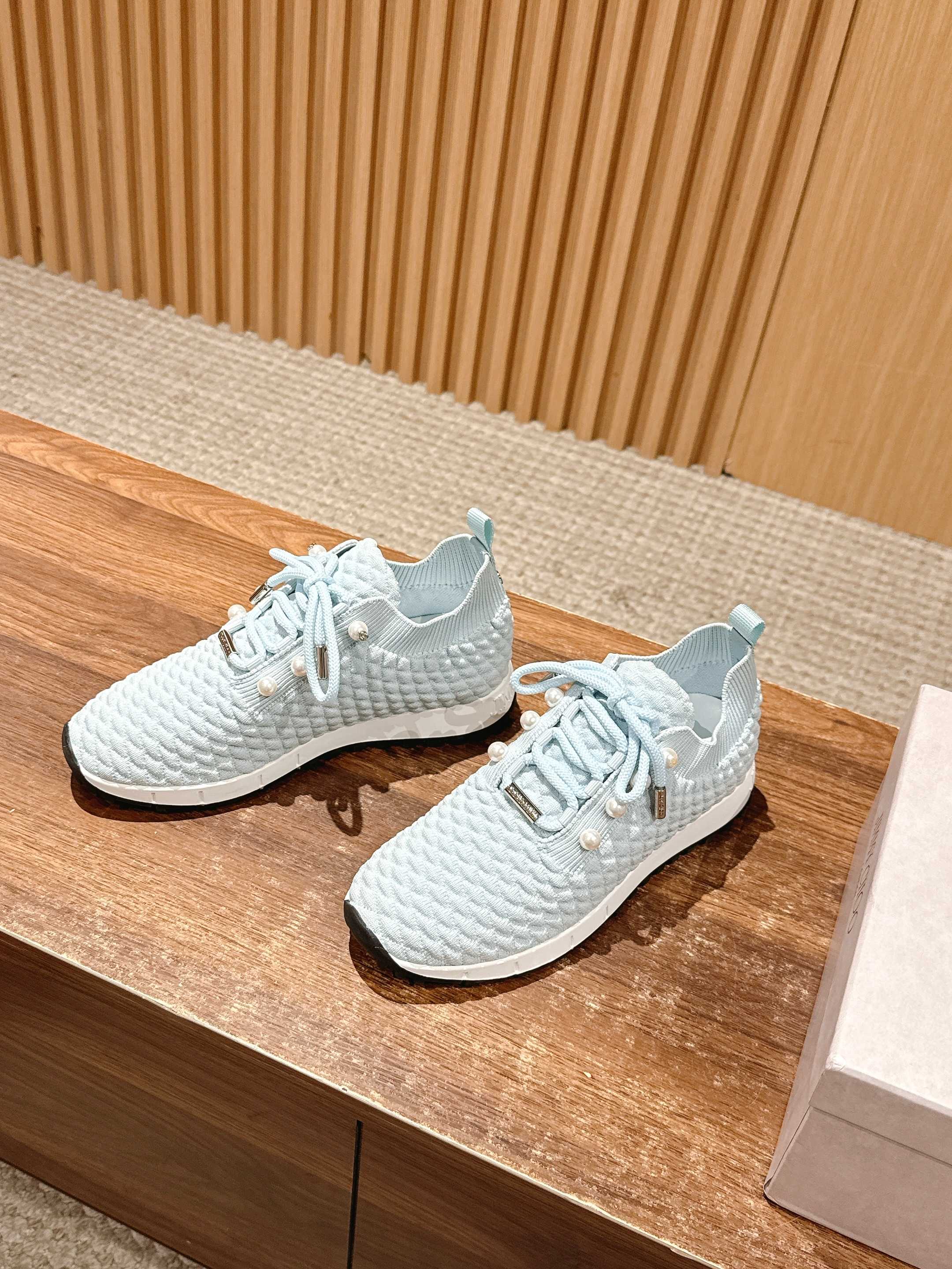 💰696 Jimmy Choo 周 周 ! ! It’s beautiful. It’s perfect white. It looks good on foot - 图片 2