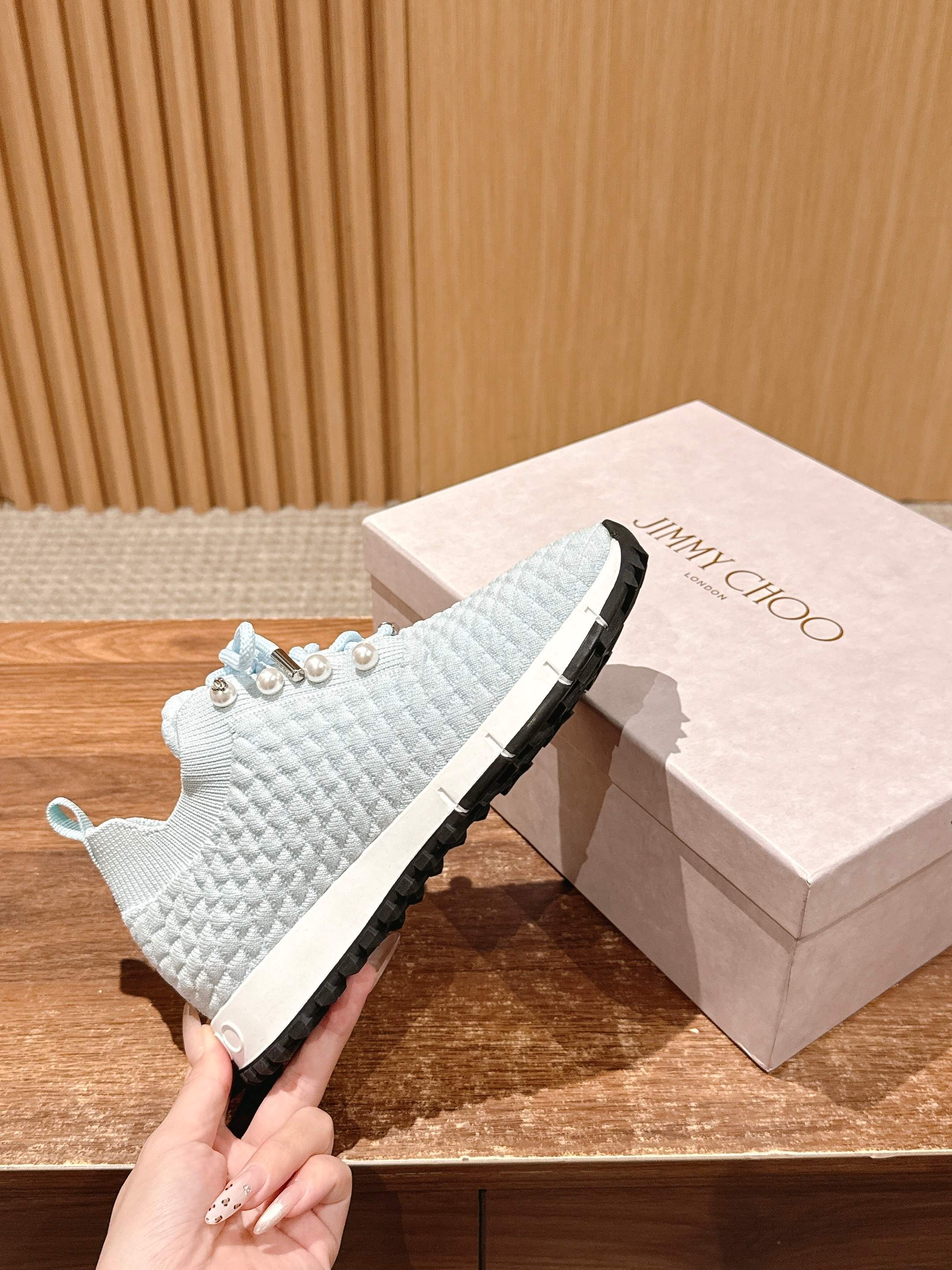 💰696 Jimmy Choo 周 周 ! ! It’s beautiful. It’s perfect white. It looks good on foot - 图片 5