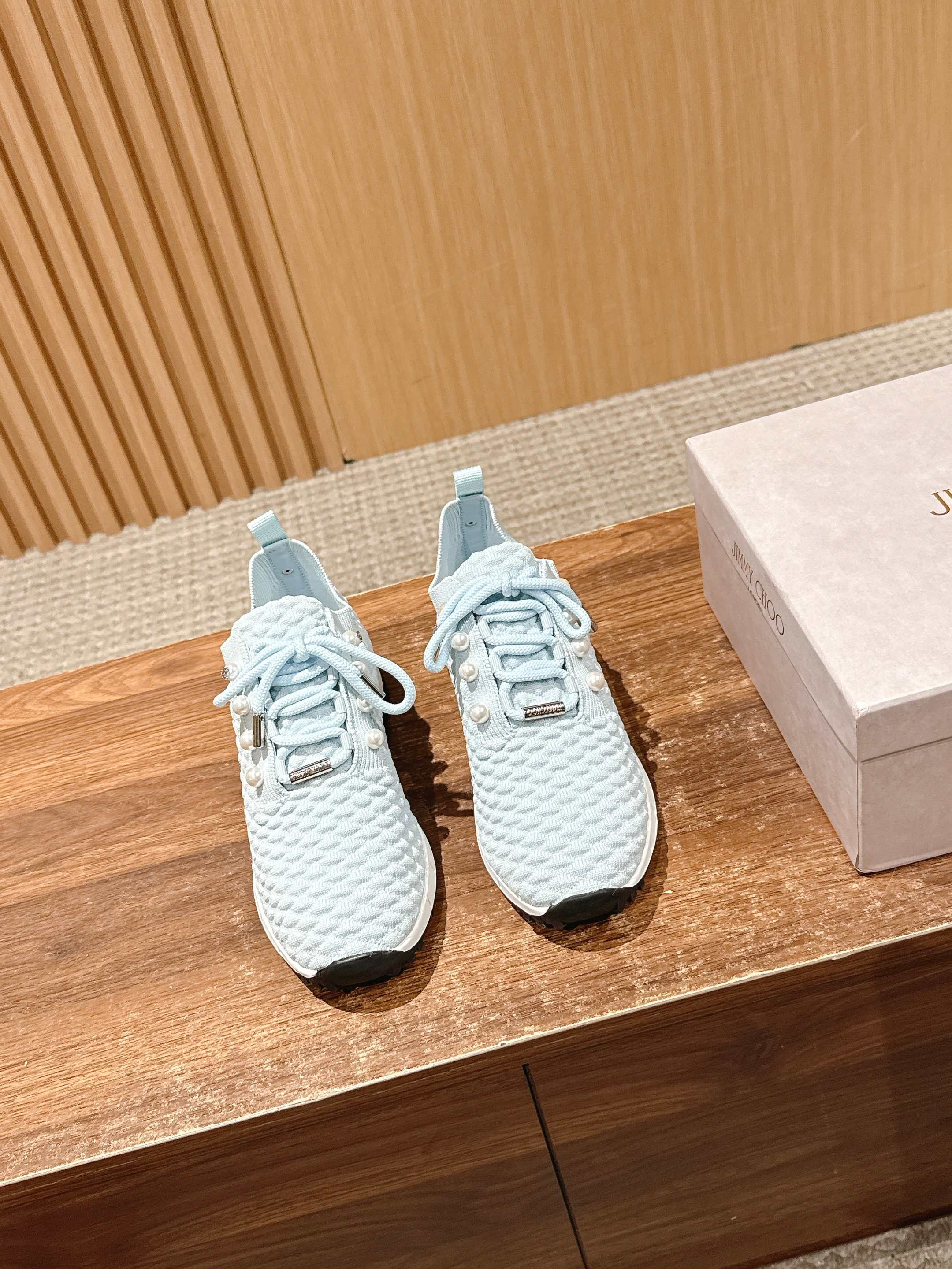 💰696 Jimmy Choo 周 周 ! ! It’s beautiful. It’s perfect white. It looks good on foot - 图片 1