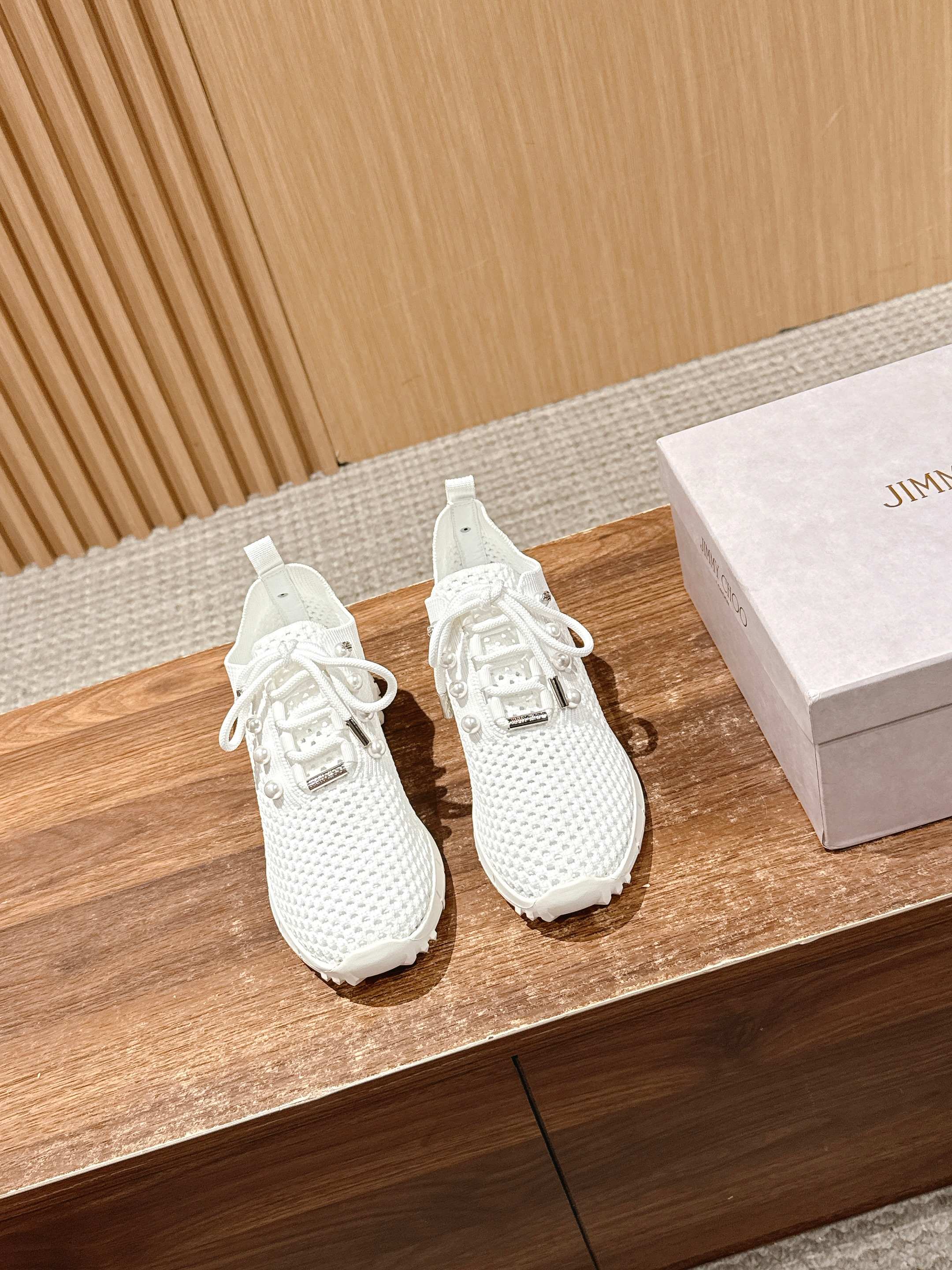 💰696 Jimmy Choo 周 周 ! ! It’s beautiful. It’s perfect white. It looks good on foot