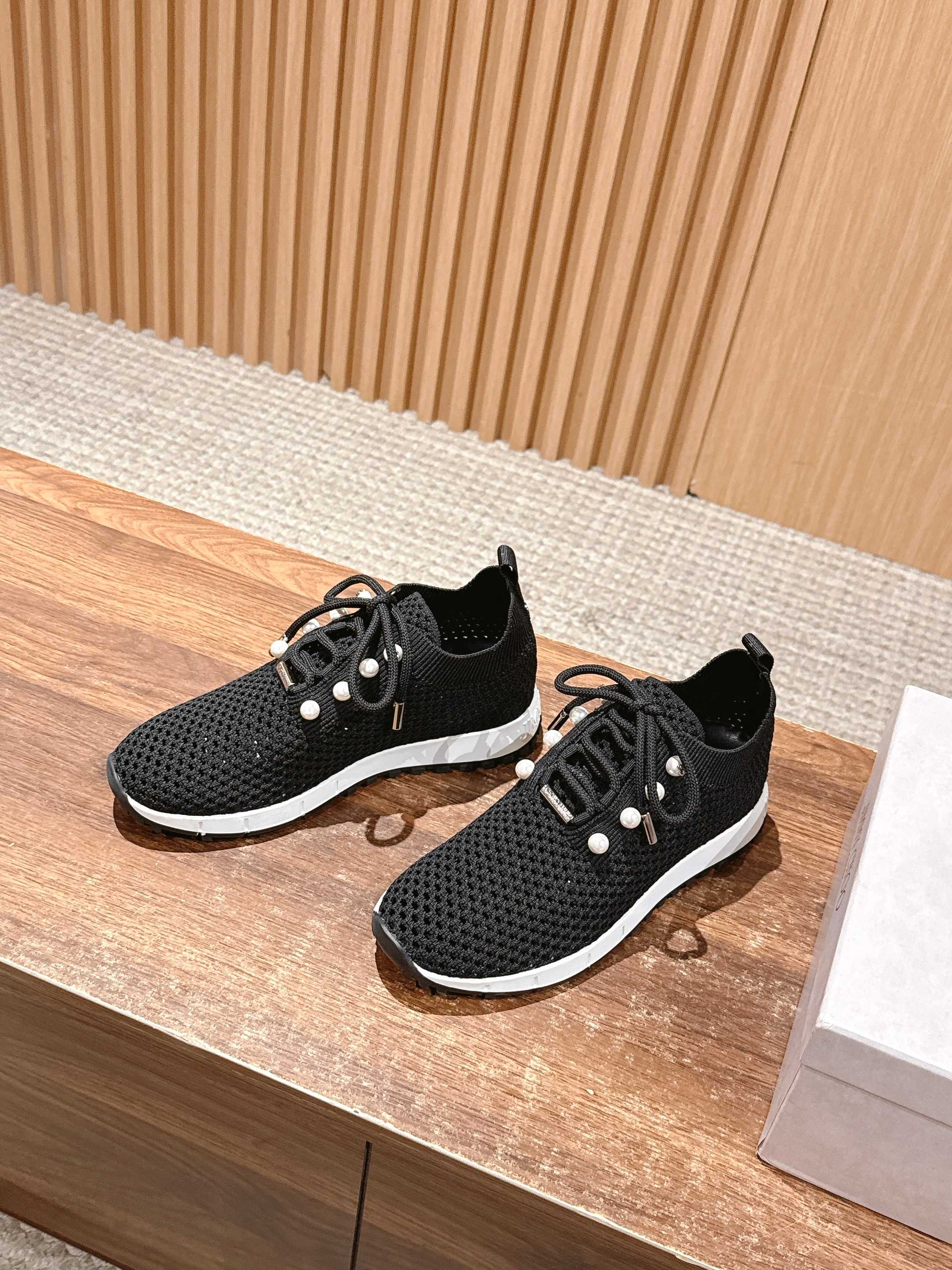 💰696 Jimmy Choo 周 周 ! ! It’s beautiful. It’s perfect white. It looks good on foot - 图片 2