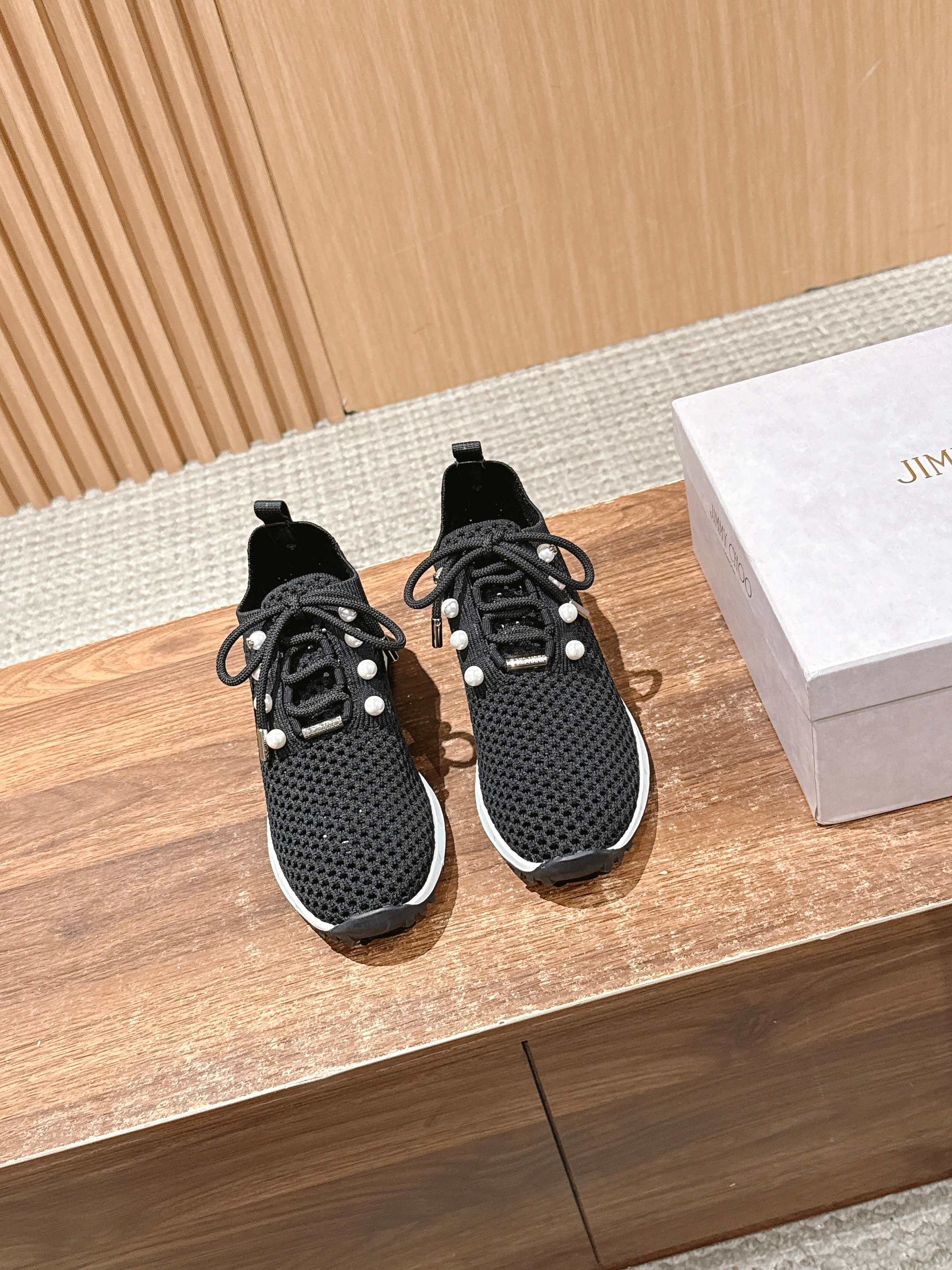 💰696 Jimmy Choo 周 周 ! ! It’s beautiful. It’s perfect white. It looks good on foot - 图片 1
