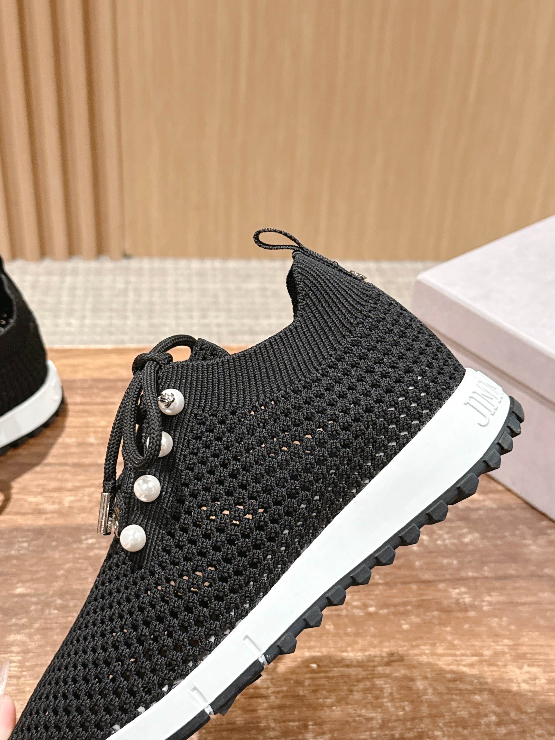 💰696 Jimmy Choo 周 周 ! ! It’s beautiful. It’s perfect white. It looks good on foot - 图片 8