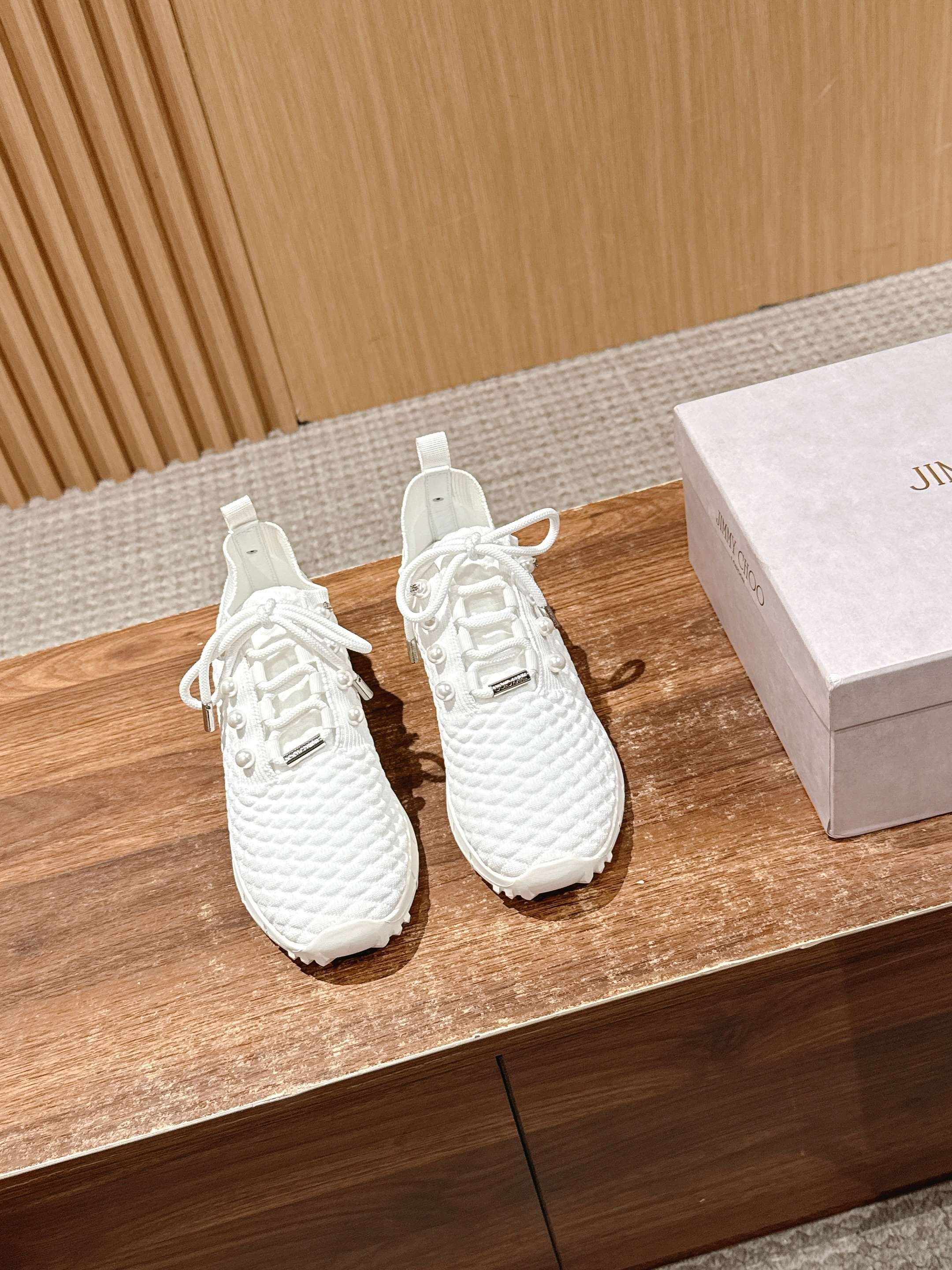 💰696 Jimmy Choo 周 周 ! ! It’s beautiful. It’s perfect white. It looks good on foot