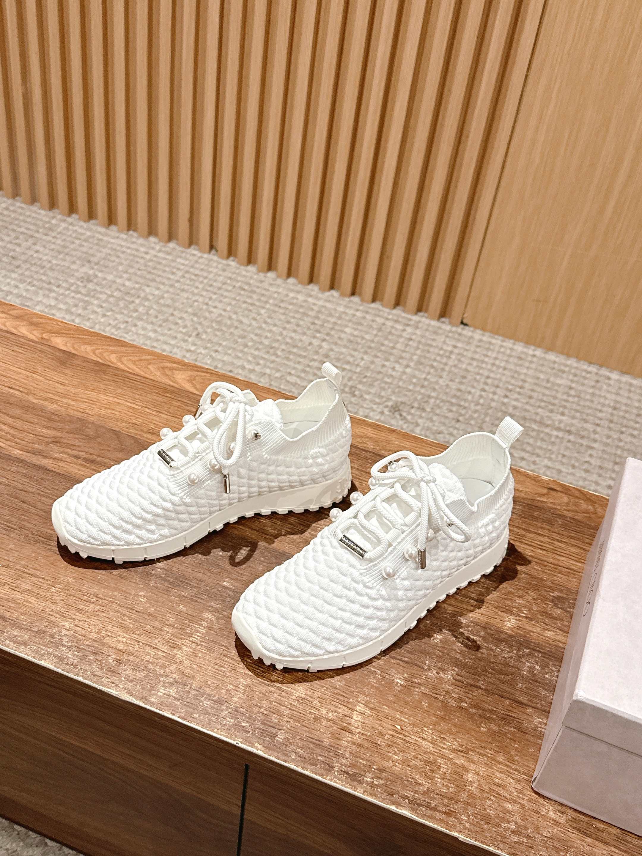 💰696 Jimmy Choo 周 周 ! ! It’s beautiful. It’s perfect white. It looks good on foot - 图片 2