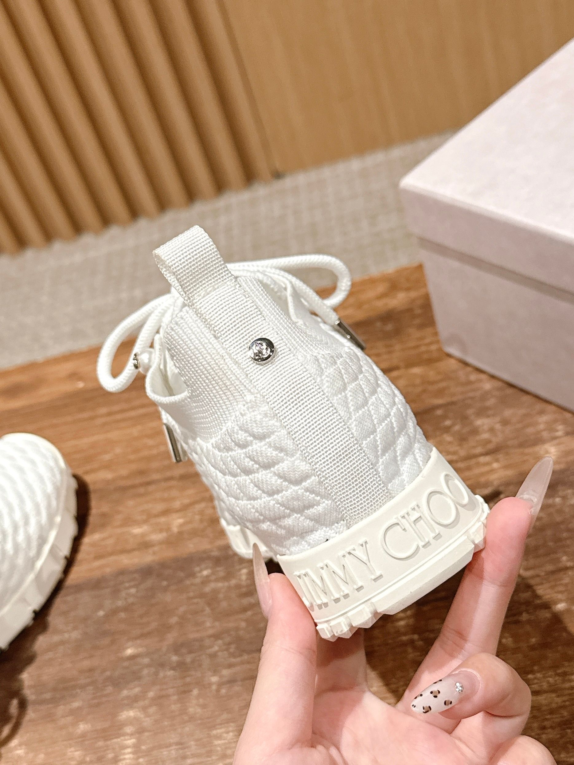 💰696 Jimmy Choo 周 周 ! ! It’s beautiful. It’s perfect white. It looks good on foot - 图片 8