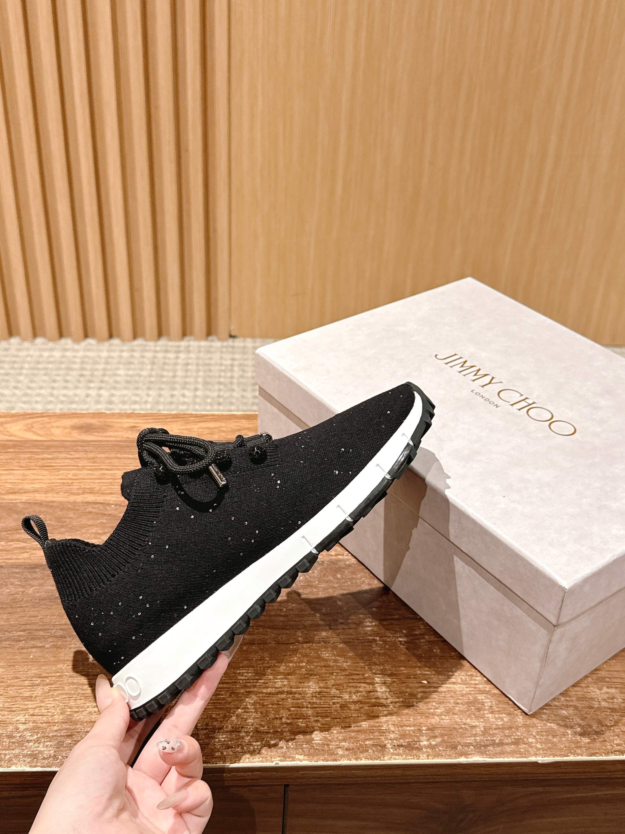 💰696 Jimmy Choo 周 周 ! ! It’s beautiful. It’s perfect white. It looks good on foot - 图片 5
