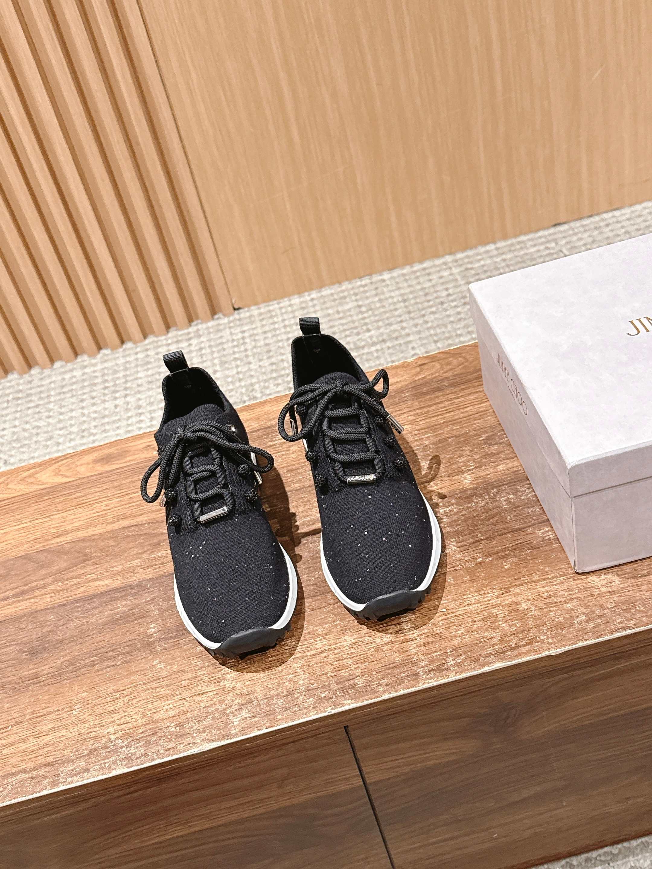💰696 Jimmy Choo 周 周 ! ! It’s beautiful. It’s perfect white. It looks good on foot - 图片 1