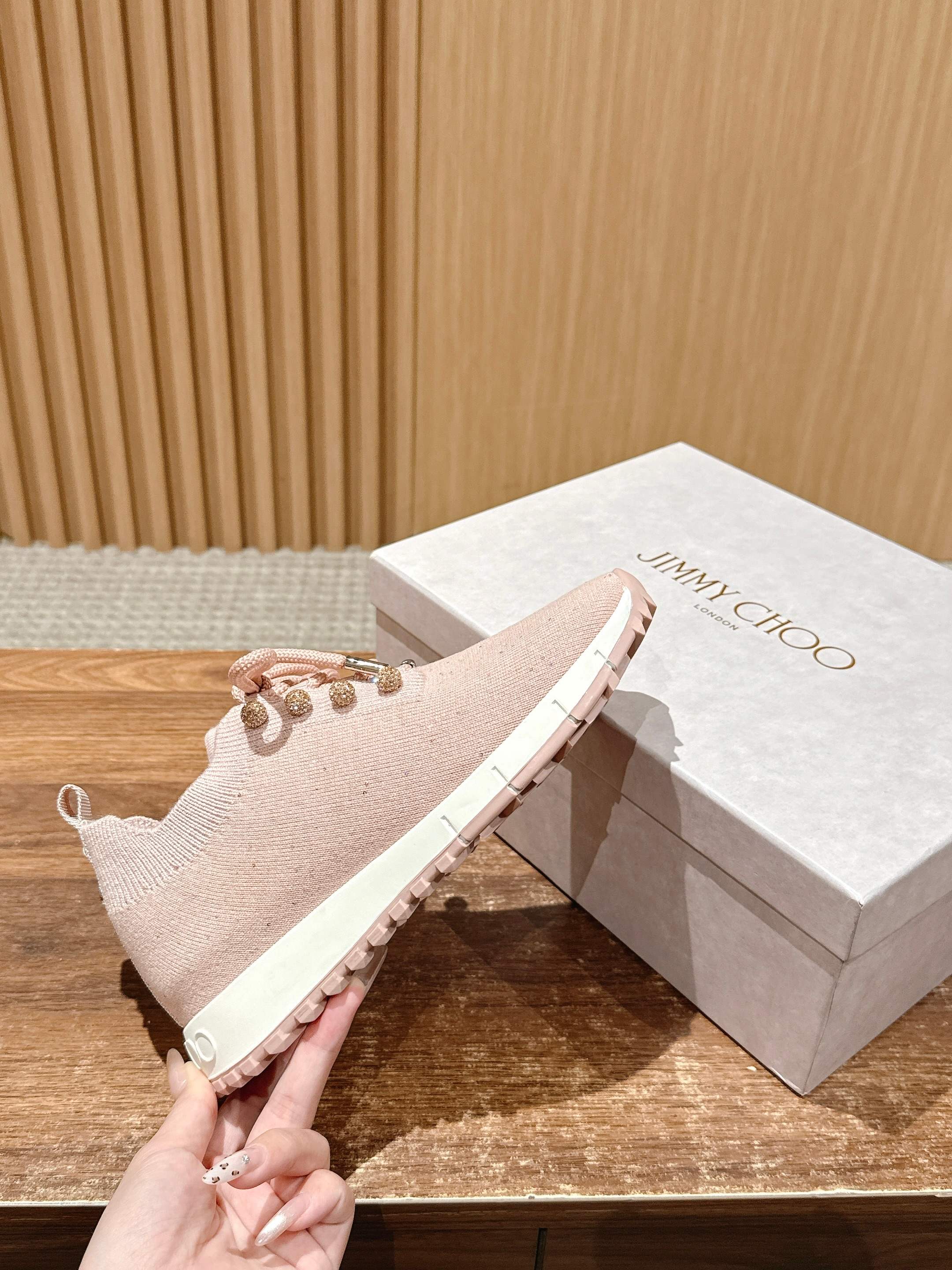 💰696 Jimmy Choo 周 周 ! ! It’s beautiful. It’s perfect white. It looks good on foot - 图片 5