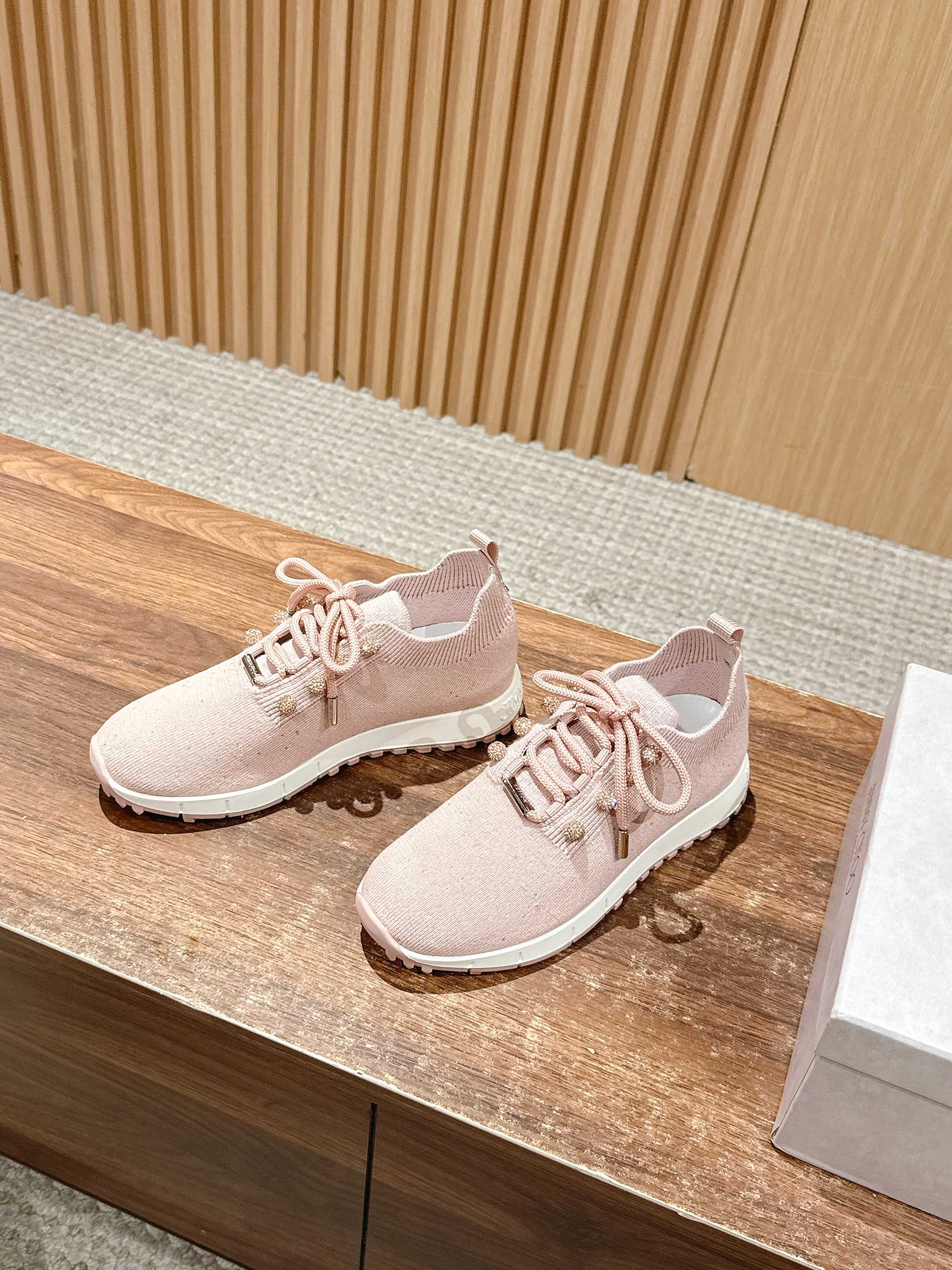 💰696 Jimmy Choo 周 周 ! ! It’s beautiful. It’s perfect white. It looks good on foot - 图片 2