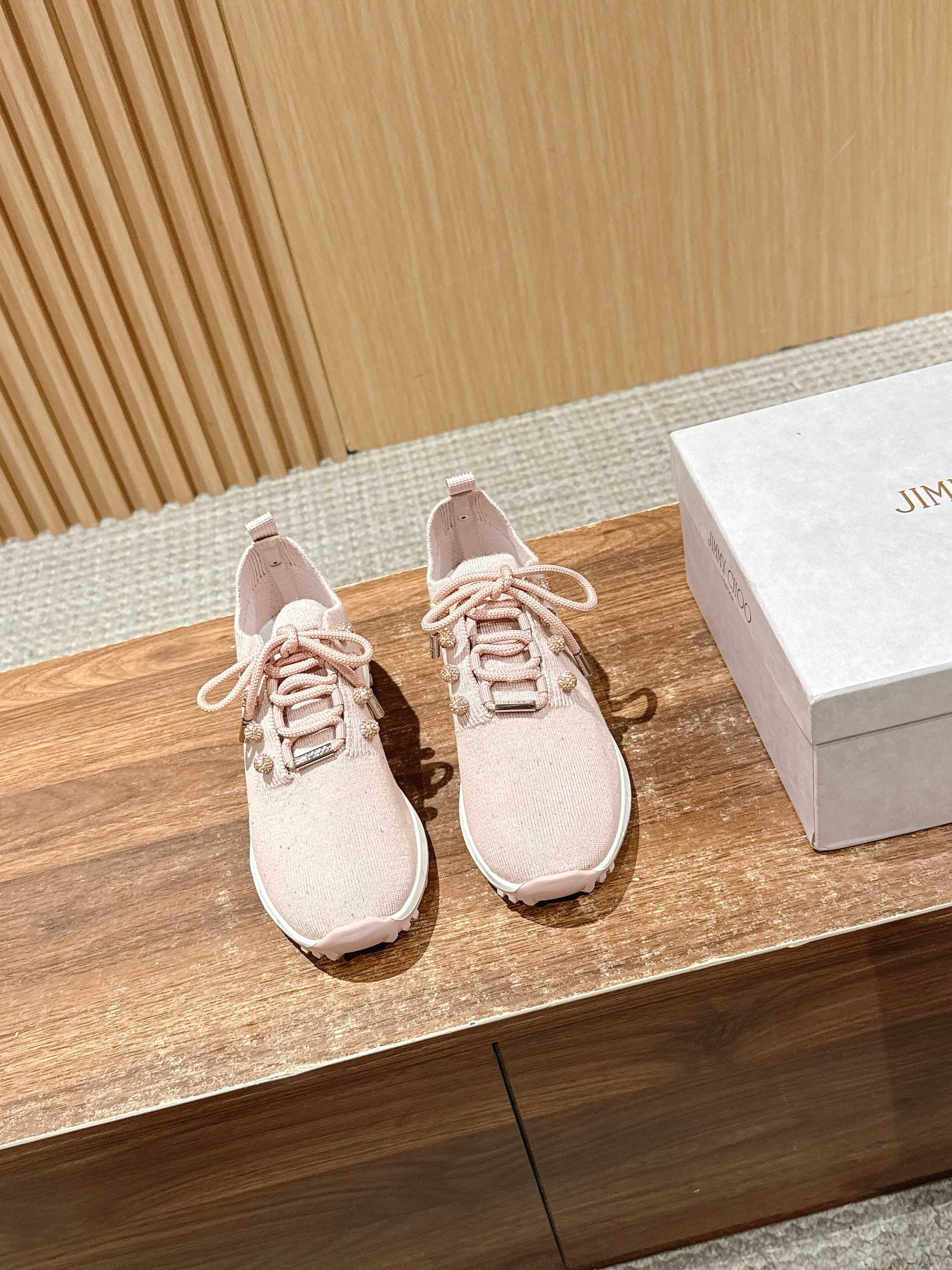 💰696 Jimmy Choo 周 周 ! ! It’s beautiful. It’s perfect white. It looks good on foot - 图片 1