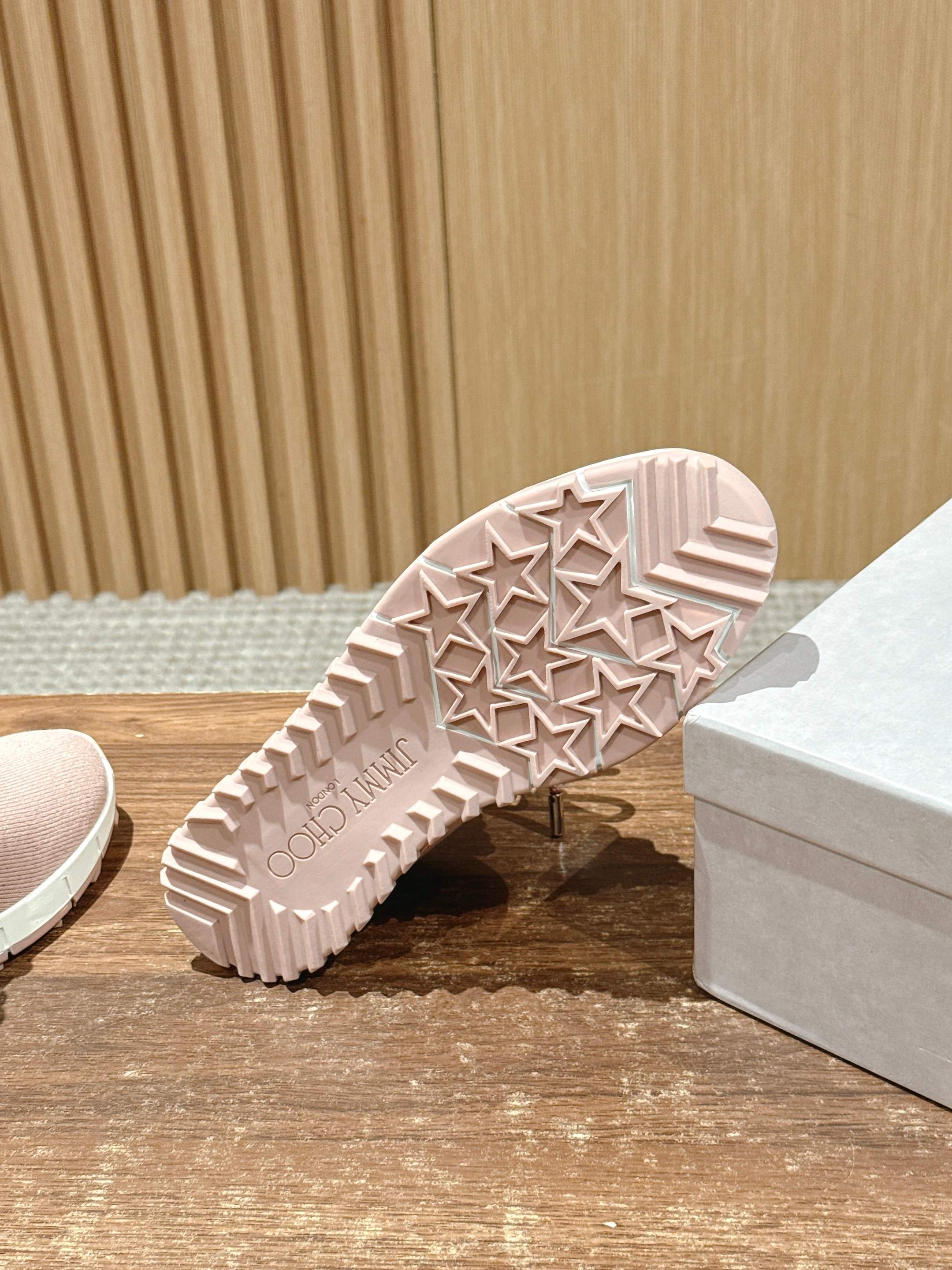 💰696 Jimmy Choo 周 周 ! ! It’s beautiful. It’s perfect white. It looks good on foot - 图片 9