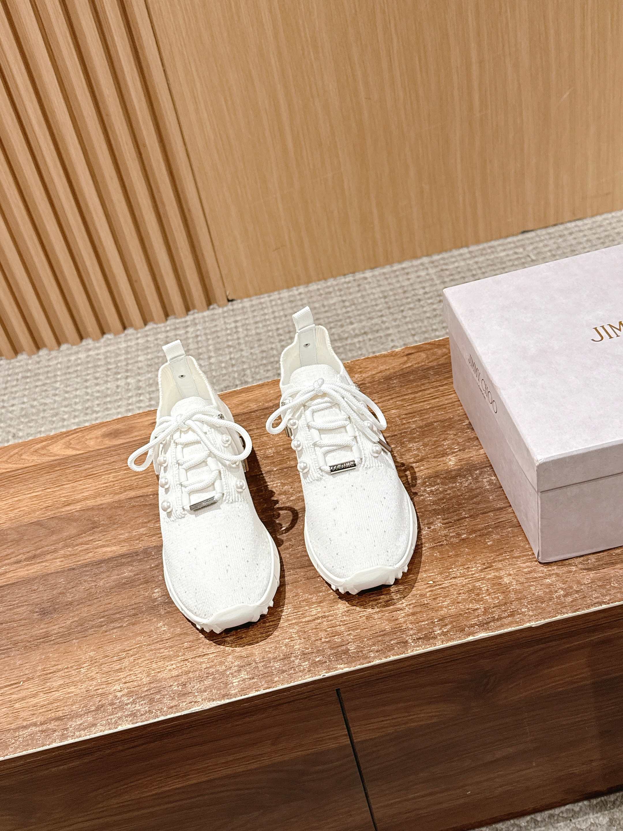 💰696 Jimmy Choo 周 周 ! ! It’s beautiful. It’s perfect white. It looks good on foot - 图片 1