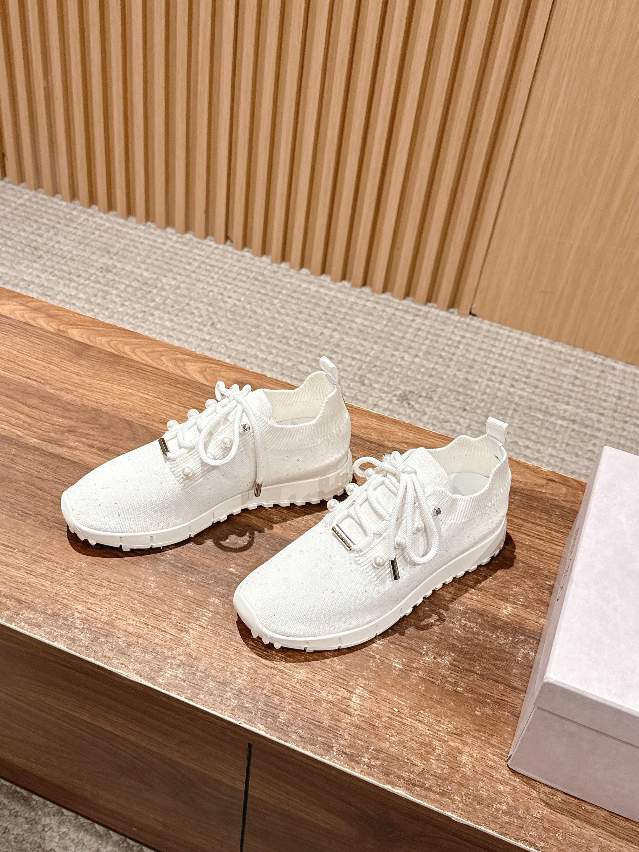 💰696 Jimmy Choo 周 周 ! ! It’s beautiful. It’s perfect white. It looks good on foot - 图片 2