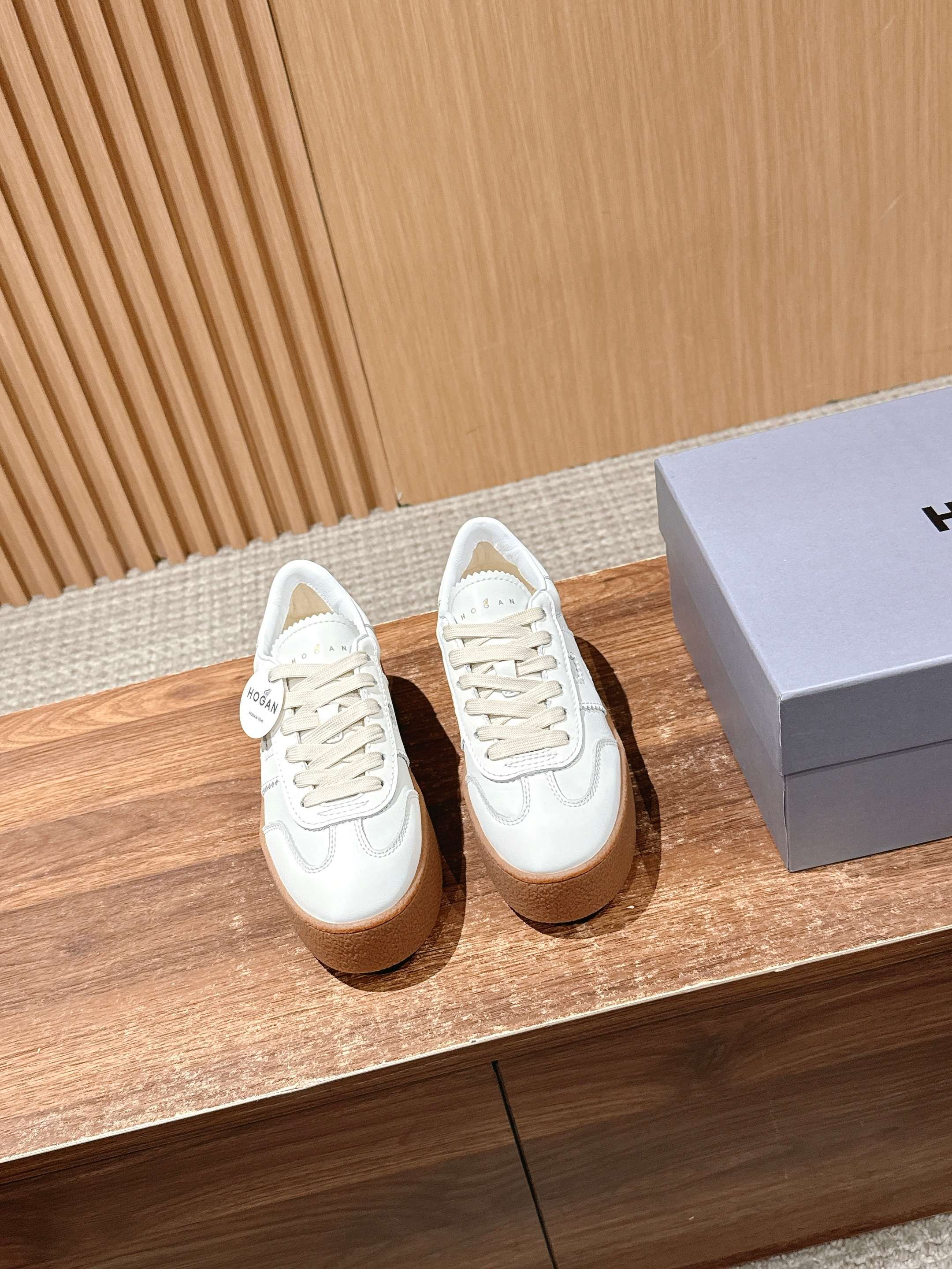 NO:707843,#哈格新#Thick-soled moral training shoes. The lightweight shoe body design adds points to travel. The effect of increasing height is also a good match for travel. H Logo is three-dimensionally spliced ​​with different materials. Various colors can be matched with different effects. Full of retro lines. Sweet and cool. Easy to handle. Come on, sisters. Size35-39 (40 customized, non-returnable), casual shoes/sports shoes, sneakers19860909＃豪格新款＃厚底德训鞋 轻盈的鞋身设计,为出行加分 增高的效果也是杠杠的 出行的好搭子 H Logo立体拼接不同材质,多种颜色可搭配不同效果,复古线条感满满,甜美酷飒轻松拿捏,冲起来,姐妹们 Size35-39（40定制不退换）,休闲鞋/运动鞋,sneakers,Women's Shoes