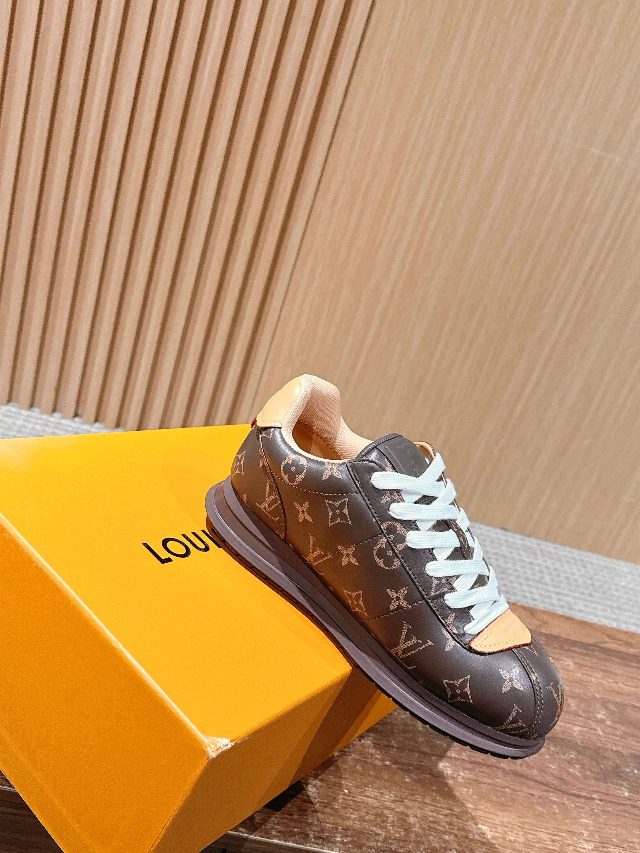 💰390 𝐋𝐨𝐮𝐢𝐬 𝐕𝐮𝐢𝐭𝐭𝐨𝐧「𝐁𝐮𝐭𝐭𝐞𝐫𝐬𝐨𝐟𝐭」驴牌新款休闲运动鞋面包鞋

Pharrell 再度引爆潮流圈！鞋款以细腻的材质和简约设计为特色，迅速吸引了粉丝关注。「Buttersoft」 这款鞋延续了 Pharrell 一贯的潮流审美，与Louis Vuitton 的工艺美学形成巧妙结合。材质的柔软与设计的硬朗对比，为鞋款增添了视觉张力。如果这款鞋证实为两人的再度联手，将意味着这对传奇组合正在为奢侈品行业注入全新的街头能量！

Size：女35-39/40订 男39-46（45/46订）