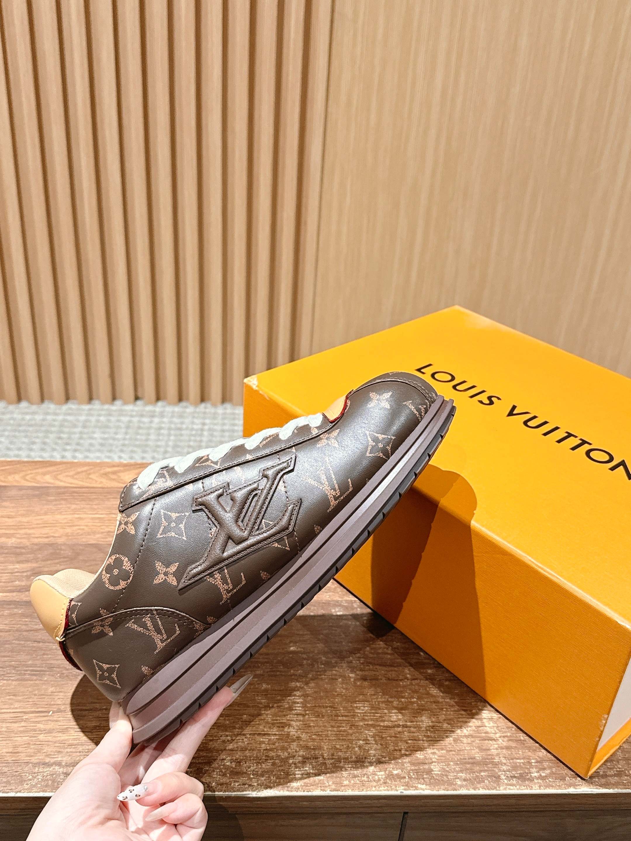 💰390 𝐋𝐨𝐮𝐢𝐬 𝐕𝐮𝐢𝐭𝐭𝐨𝐧「𝐁𝐮𝐭𝐭𝐞𝐫𝐬𝐨𝐟𝐭」驴牌新款休闲运动鞋面包鞋

Pharrell 再度引爆潮流圈！鞋款以细腻的材质和简约设计为特色，迅速吸引了粉丝关注。「Buttersoft」 这款鞋延续了 Pharrell 一贯的潮流审美，与Louis Vuitton 的工艺美学形成巧妙结合。材质的柔软与设计的硬朗对比，为鞋款增添了视觉张力。如果这款鞋证实为两人的再度联手，将意味着这对传奇组合正在为奢侈品行业注入全新的街头能量！

Size：女35-39/40订 男39-46（45/46订）