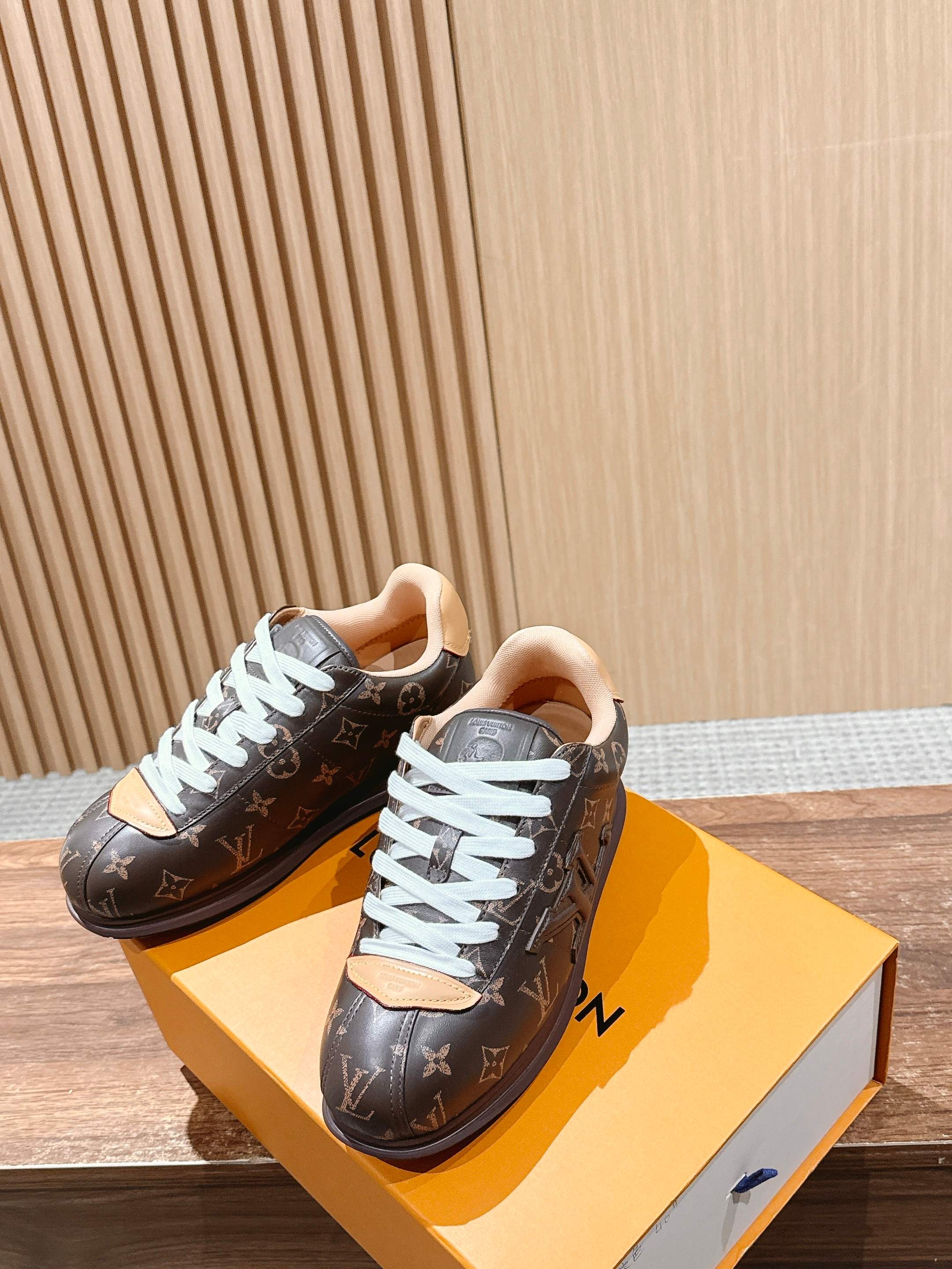 💰390 𝐋𝐨𝐮𝐢𝐬 𝐕𝐮𝐢𝐭𝐭𝐨𝐧「𝐁𝐮𝐭𝐭𝐞𝐫𝐬𝐨𝐟𝐭」驴牌新款休闲运动鞋面包鞋

Pharrell 再度引爆潮流圈！鞋款以细腻的材质和简约设计为特色，迅速吸引了粉丝关注。「Buttersoft」 这款鞋延续了 Pharrell 一贯的潮流审美，与Louis Vuitton 的工艺美学形成巧妙结合。材质的柔软与设计的硬朗对比，为鞋款增添了视觉张力。如果这款鞋证实为两人的再度联手，将意味着这对传奇组合正在为奢侈品行业注入全新的街头能量！

Size：女35-39/40订 男39-46（45/46订）