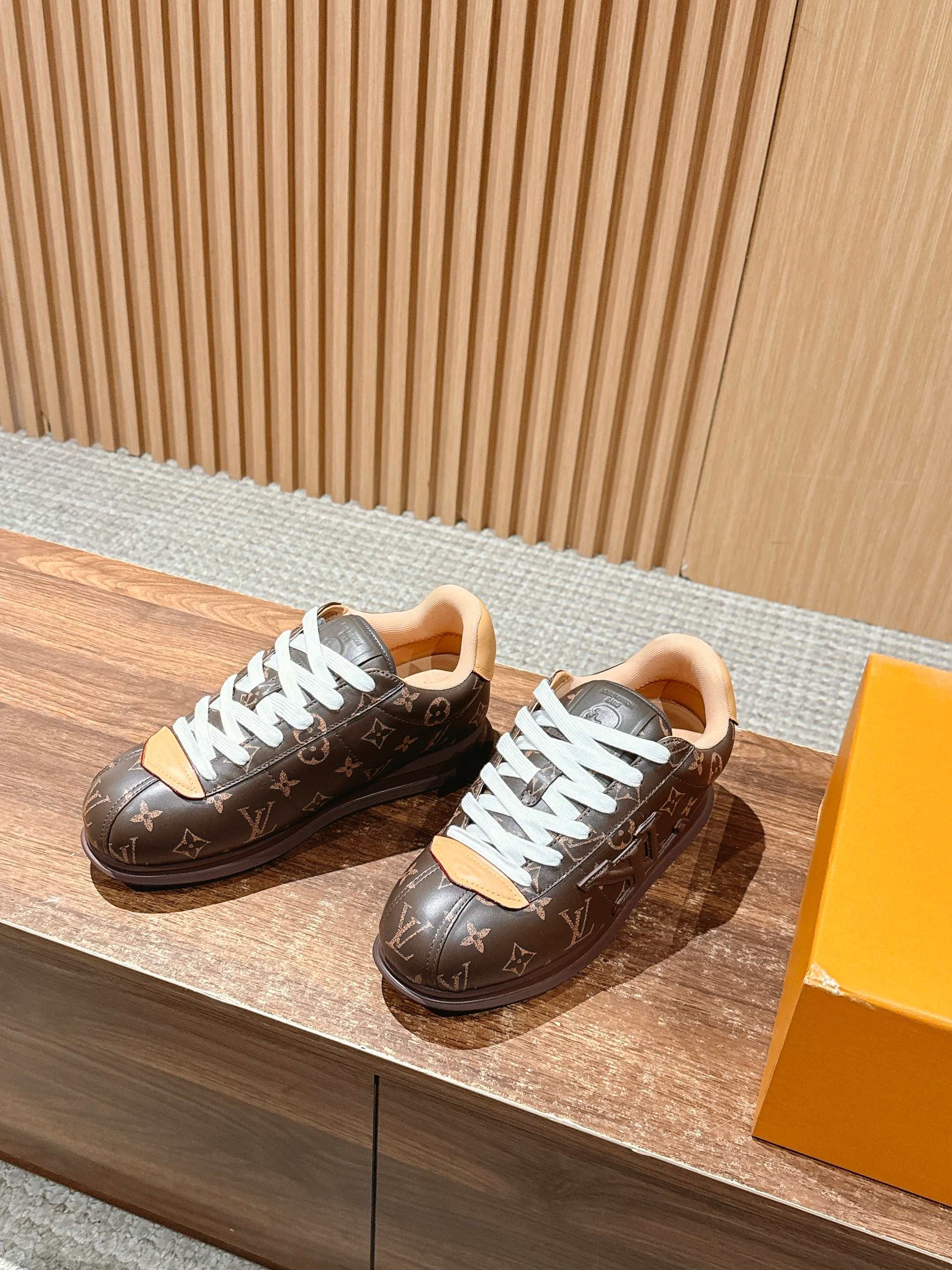 💰390 𝐋𝐨𝐮𝐢𝐬 𝐕𝐮𝐢𝐭𝐭𝐨𝐧「𝐁𝐮𝐭𝐭𝐞𝐫𝐬𝐨𝐟𝐭」驴牌新款休闲运动鞋面包鞋

Pharrell 再度引爆潮流圈！鞋款以细腻的材质和简约设计为特色，迅速吸引了粉丝关注。「Buttersoft」 这款鞋延续了 Pharrell 一贯的潮流审美，与Louis Vuitton 的工艺美学形成巧妙结合。材质的柔软与设计的硬朗对比，为鞋款增添了视觉张力。如果这款鞋证实为两人的再度联手，将意味着这对传奇组合正在为奢侈品行业注入全新的街头能量！

Size：女35-39/40订 男39-46（45/46订）