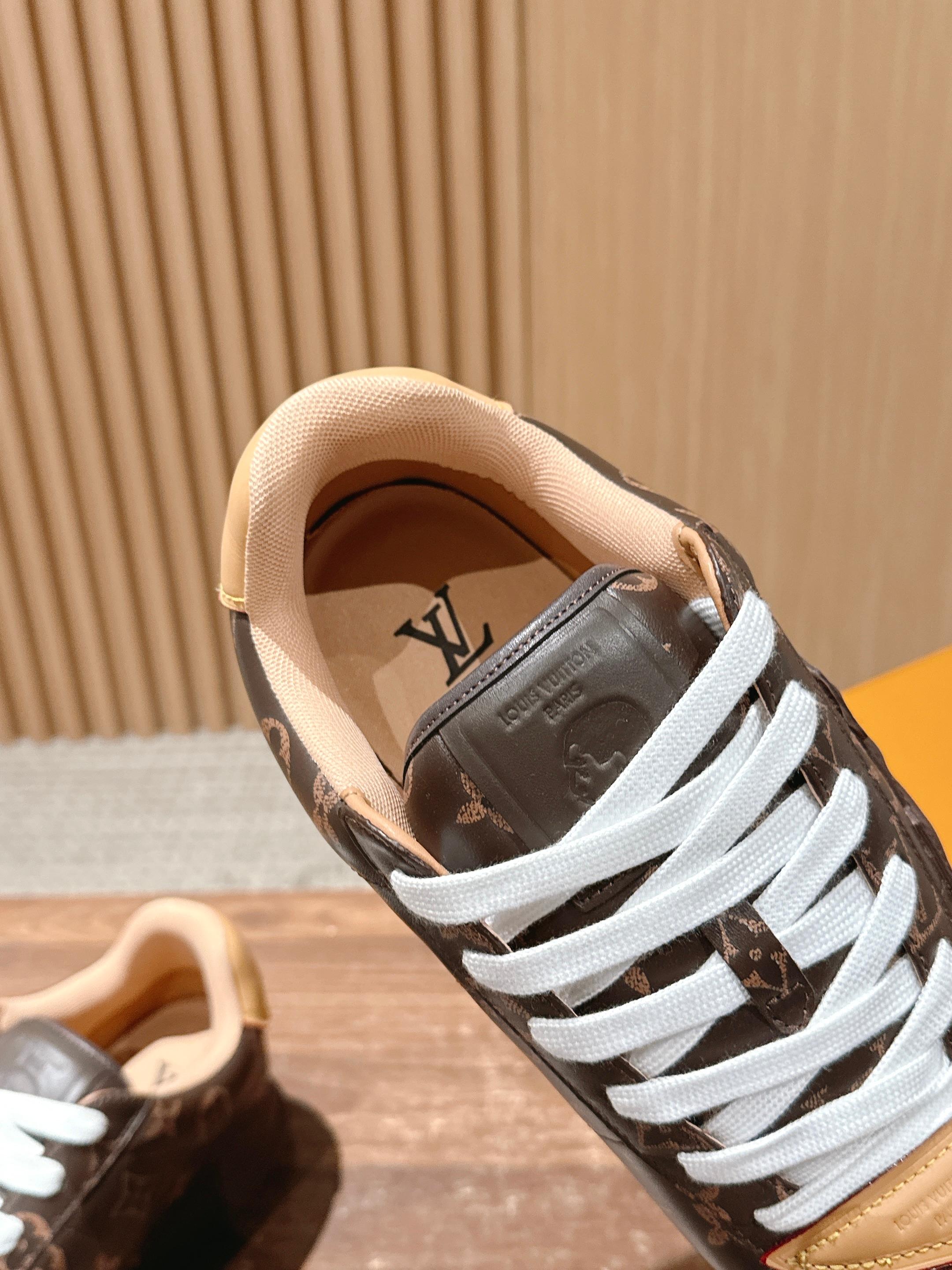 💰390 𝐋𝐨𝐮𝐢𝐬 𝐕𝐮𝐢𝐭𝐭𝐨𝐧「𝐁𝐮𝐭𝐭𝐞𝐫𝐬𝐨𝐟𝐭」驴牌新款休闲运动鞋面包鞋

Pharrell 再度引爆潮流圈！鞋款以细腻的材质和简约设计为特色，迅速吸引了粉丝关注。「Buttersoft」 这款鞋延续了 Pharrell 一贯的潮流审美，与Louis Vuitton 的工艺美学形成巧妙结合。材质的柔软与设计的硬朗对比，为鞋款增添了视觉张力。如果这款鞋证实为两人的再度联手，将意味着这对传奇组合正在为奢侈品行业注入全新的街头能量！

Size：女35-39/40订 男39-46（45/46订）