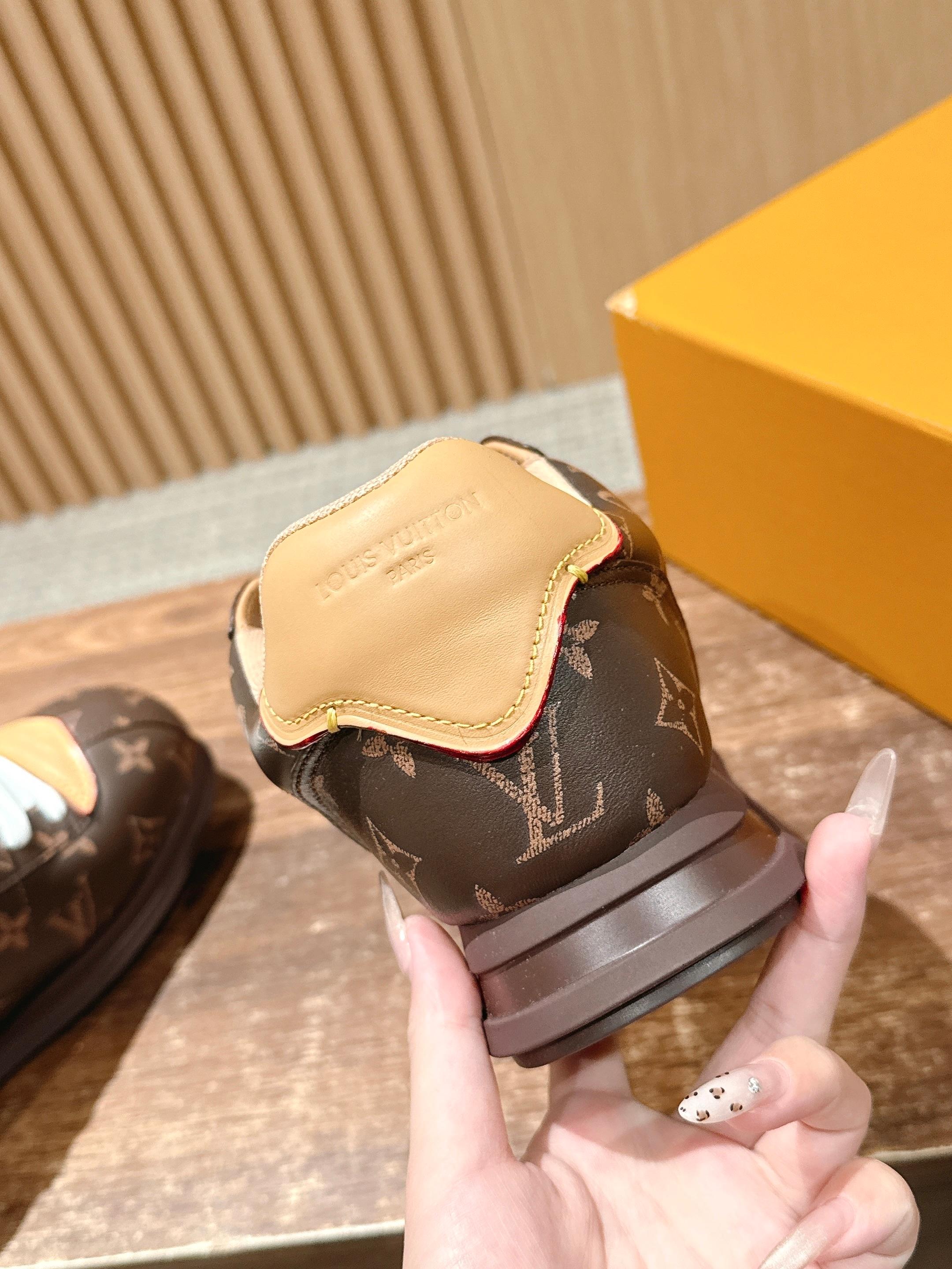 💰390 𝐋𝐨𝐮𝐢𝐬 𝐕𝐮𝐢𝐭𝐭𝐨𝐧「𝐁𝐮𝐭𝐭𝐞𝐫𝐬𝐨𝐟𝐭」驴牌新款休闲运动鞋面包鞋

Pharrell 再度引爆潮流圈！鞋款以细腻的材质和简约设计为特色，迅速吸引了粉丝关注。「Buttersoft」 这款鞋延续了 Pharrell 一贯的潮流审美，与Louis Vuitton 的工艺美学形成巧妙结合。材质的柔软与设计的硬朗对比，为鞋款增添了视觉张力。如果这款鞋证实为两人的再度联手，将意味着这对传奇组合正在为奢侈品行业注入全新的街头能量！

Size：女35-39/40订 男39-46（45/46订）