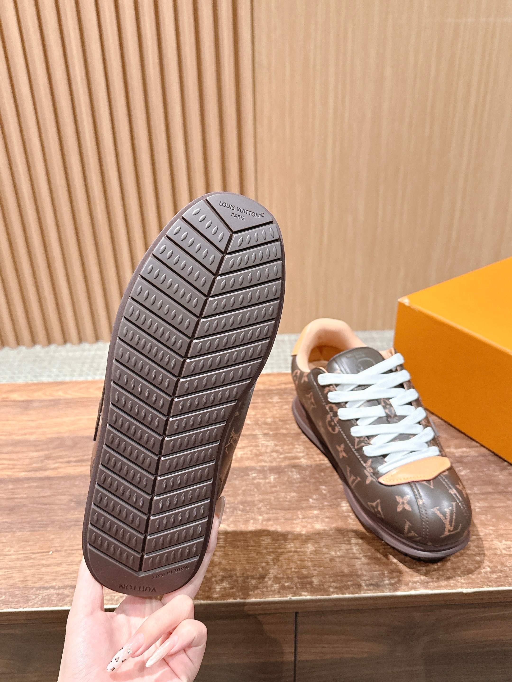 💰390 𝐋𝐨𝐮𝐢𝐬 𝐕𝐮𝐢𝐭𝐭𝐨𝐧「𝐁𝐮𝐭𝐭𝐞𝐫𝐬𝐨𝐟𝐭」驴牌新款休闲运动鞋面包鞋

Pharrell 再度引爆潮流圈！鞋款以细腻的材质和简约设计为特色，迅速吸引了粉丝关注。「Buttersoft」 这款鞋延续了 Pharrell 一贯的潮流审美，与Louis Vuitton 的工艺美学形成巧妙结合。材质的柔软与设计的硬朗对比，为鞋款增添了视觉张力。如果这款鞋证实为两人的再度联手，将意味着这对传奇组合正在为奢侈品行业注入全新的街头能量！

Size：女35-39/40订 男39-46（45/46订）