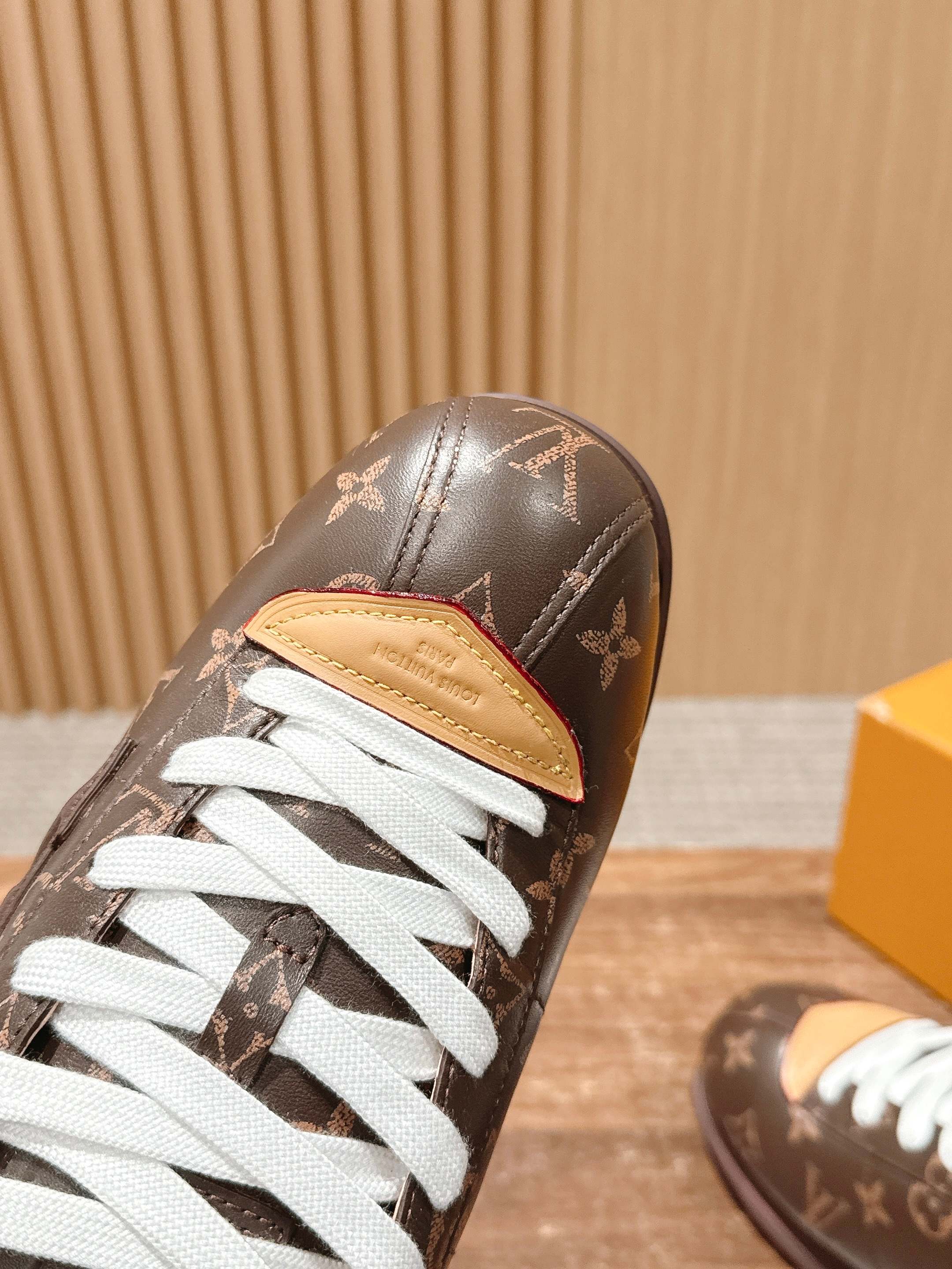 💰390 𝐋𝐨𝐮𝐢𝐬 𝐕𝐮𝐢𝐭𝐭𝐨𝐧「𝐁𝐮𝐭𝐭𝐞𝐫𝐬𝐨𝐟𝐭」驴牌新款休闲运动鞋面包鞋

Pharrell 再度引爆潮流圈！鞋款以细腻的材质和简约设计为特色，迅速吸引了粉丝关注。「Buttersoft」 这款鞋延续了 Pharrell 一贯的潮流审美，与Louis Vuitton 的工艺美学形成巧妙结合。材质的柔软与设计的硬朗对比，为鞋款增添了视觉张力。如果这款鞋证实为两人的再度联手，将意味着这对传奇组合正在为奢侈品行业注入全新的街头能量！

Size：女35-39/40订 男39-46（45/46订）