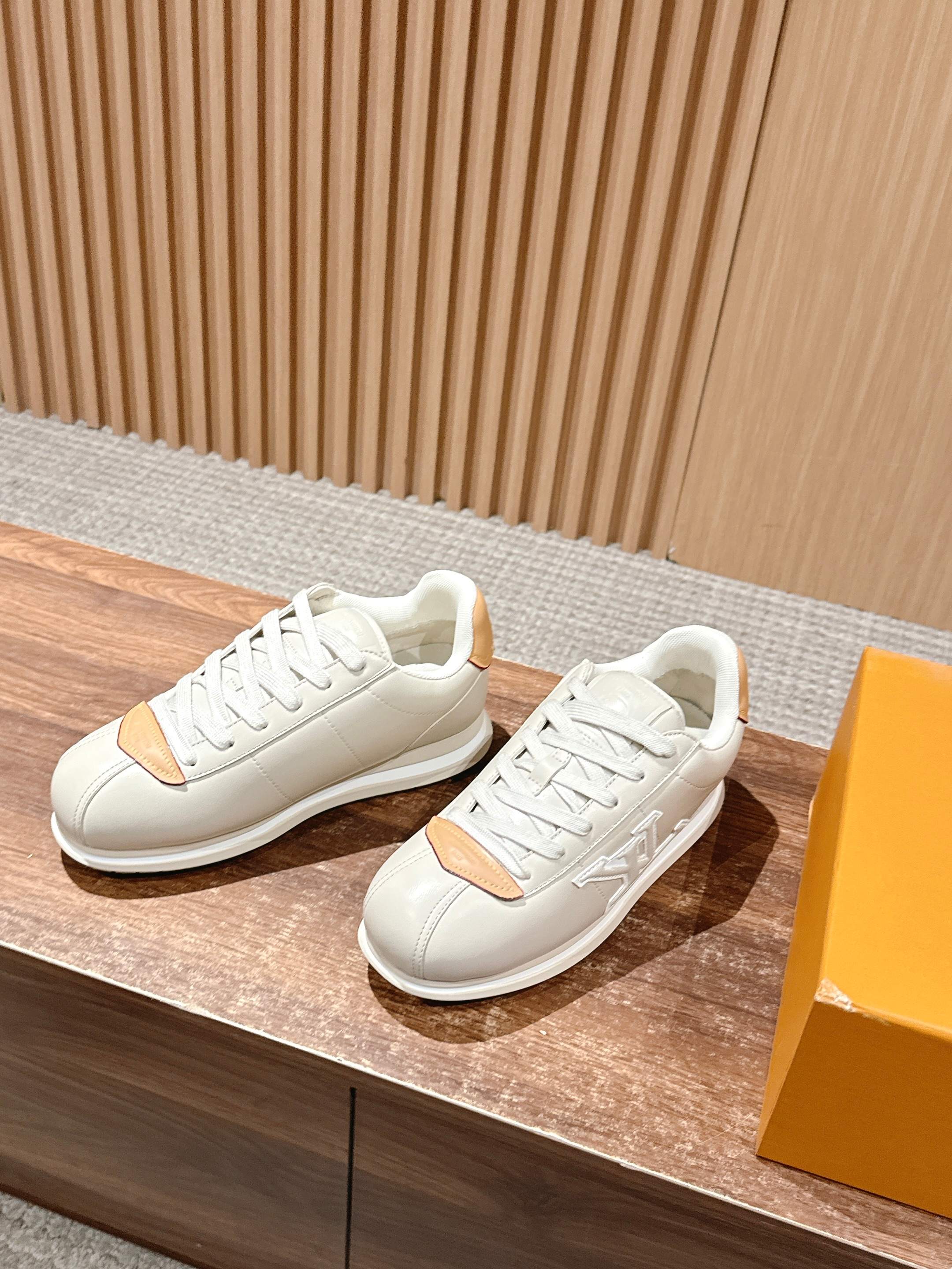 💰390 𝐋𝐨𝐮𝐢𝐬 𝐕𝐮𝐢𝐭𝐭𝐨𝐧「𝐁𝐮𝐭𝐭𝐞𝐫𝐬𝐨𝐟𝐭」驴牌新款休闲运动鞋面包鞋

Pharrell 再度引爆潮流圈！鞋款以细腻的材质和简约设计为特色，迅速吸引了粉丝关注。「Buttersoft」 这款鞋延续了 Pharrell 一贯的潮流审美，与Louis Vuitton 的工艺美学形成巧妙结合。材质的柔软与设计的硬朗对比，为鞋款增添了视觉张力。如果这款鞋证实为两人的再度联手，将意味着这对传奇组合正在为奢侈品行业注入全新的街头能量！

Size：女35-39/40订 男39-46（45/46订）