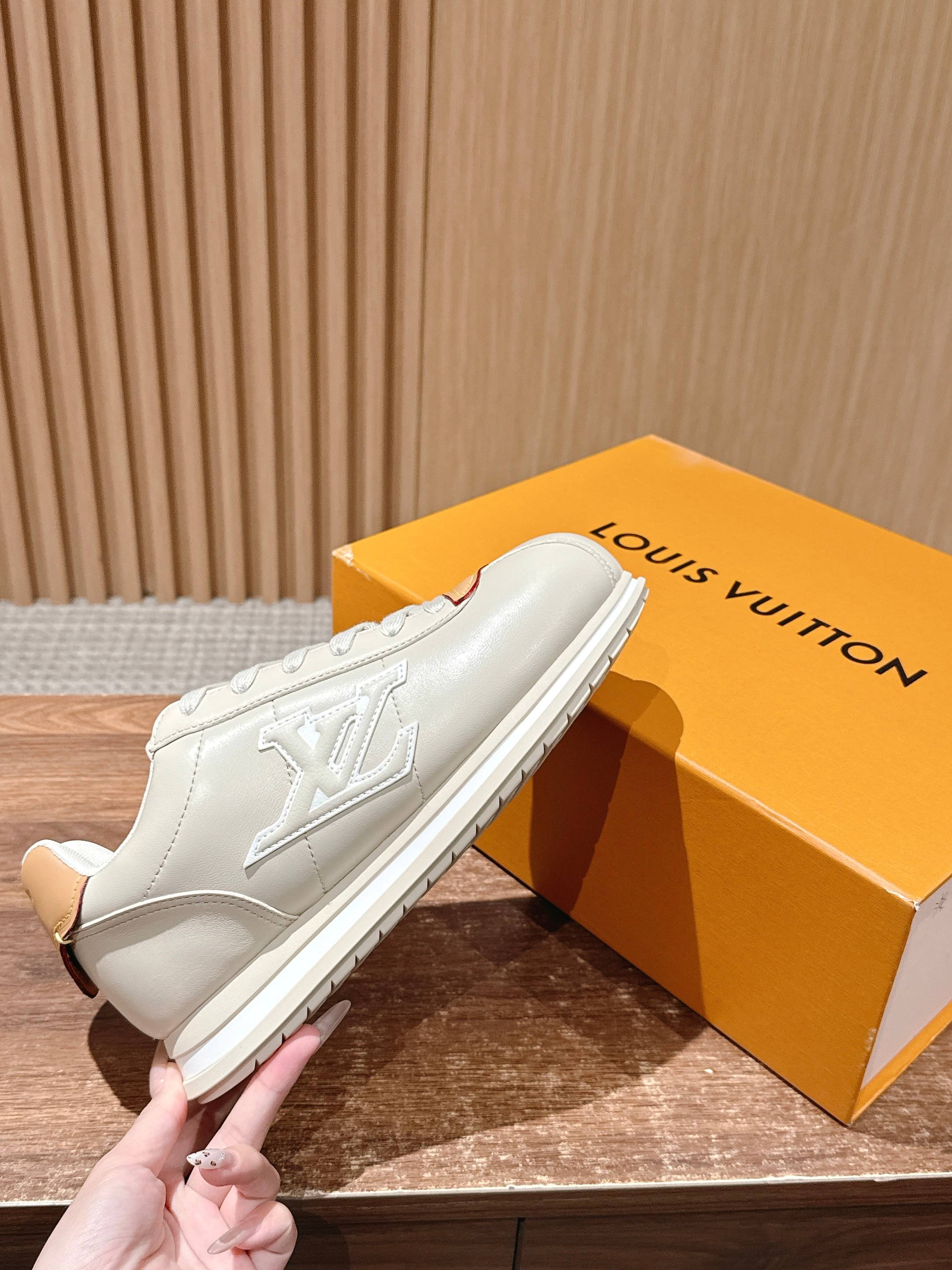 💰390 𝐋𝐨𝐮𝐢𝐬 𝐕𝐮𝐢𝐭𝐭𝐨𝐧「𝐁𝐮𝐭𝐭𝐞𝐫𝐬𝐨𝐟𝐭」驴牌新款休闲运动鞋面包鞋

Pharrell 再度引爆潮流圈！鞋款以细腻的材质和简约设计为特色，迅速吸引了粉丝关注。「Buttersoft」 这款鞋延续了 Pharrell 一贯的潮流审美，与Louis Vuitton 的工艺美学形成巧妙结合。材质的柔软与设计的硬朗对比，为鞋款增添了视觉张力。如果这款鞋证实为两人的再度联手，将意味着这对传奇组合正在为奢侈品行业注入全新的街头能量！

Size：女35-39/40订 男39-46（45/46订）