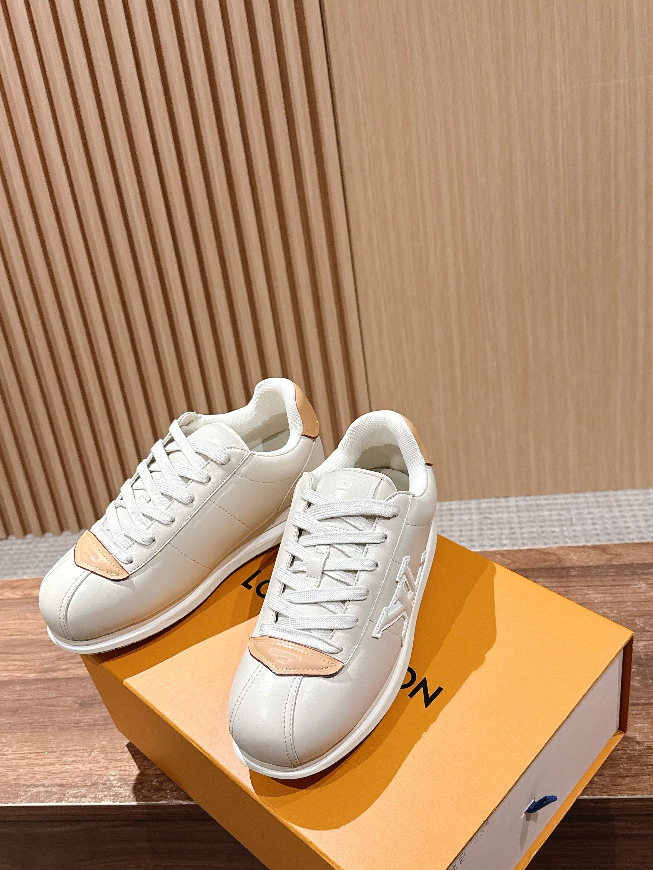 💰390 𝐋𝐨𝐮𝐢𝐬 𝐕𝐮𝐢𝐭𝐭𝐨𝐧「𝐁𝐮𝐭𝐭𝐞𝐫𝐬𝐨𝐟𝐭」驴牌新款休闲运动鞋面包鞋

Pharrell 再度引爆潮流圈！鞋款以细腻的材质和简约设计为特色，迅速吸引了粉丝关注。「Buttersoft」 这款鞋延续了 Pharrell 一贯的潮流审美，与Louis Vuitton 的工艺美学形成巧妙结合。材质的柔软与设计的硬朗对比，为鞋款增添了视觉张力。如果这款鞋证实为两人的再度联手，将意味着这对传奇组合正在为奢侈品行业注入全新的街头能量！

Size：女35-39/40订 男39-46（45/46订）